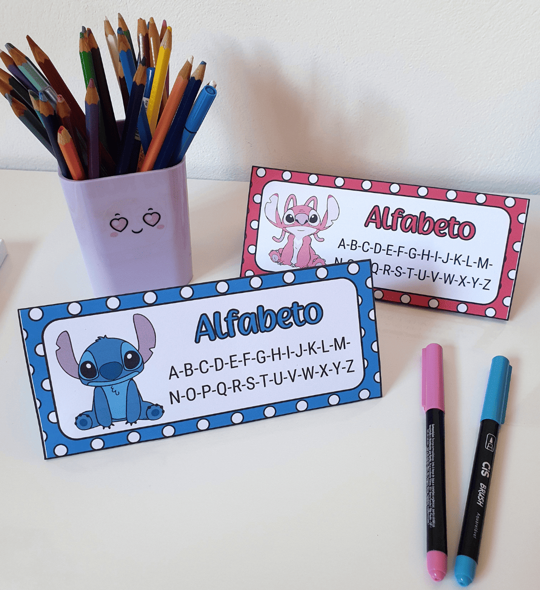 Crachá de mesa editável Stitch com alfabeto e numerais até 10 — amostra 7: Personalize o crachá de mesa com nome e foto de…