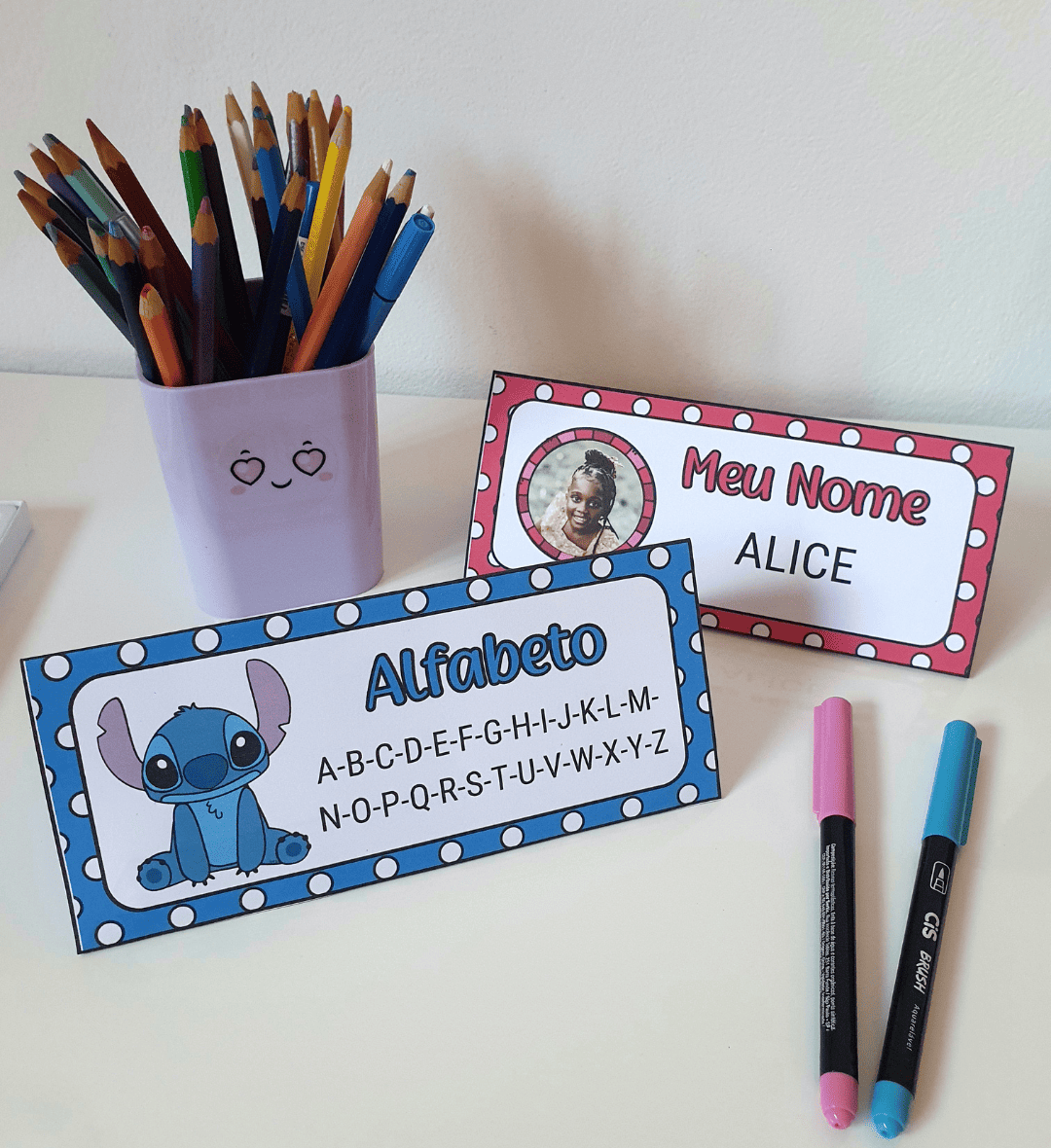 Crachá de mesa editável Stitch com alfabeto e numerais até 10 — Matemática para Educação Infantil: Personalize o crachá de…