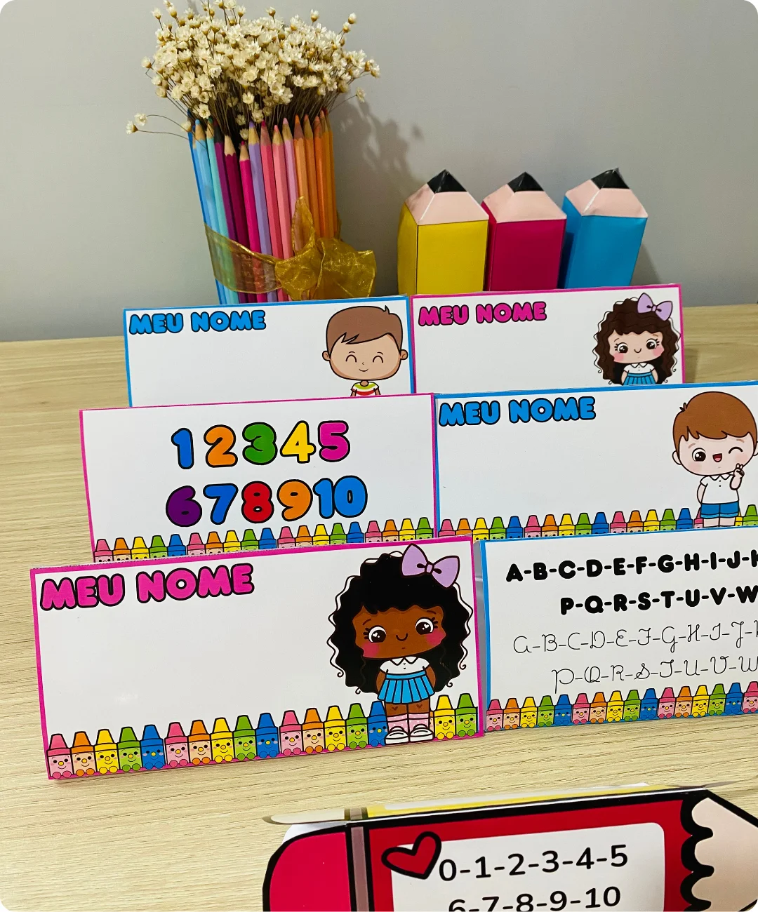 Crachás de mesa de identificação para imprimir — amostra 6: Tenha uma referência de nome, letras e números na mesa das…