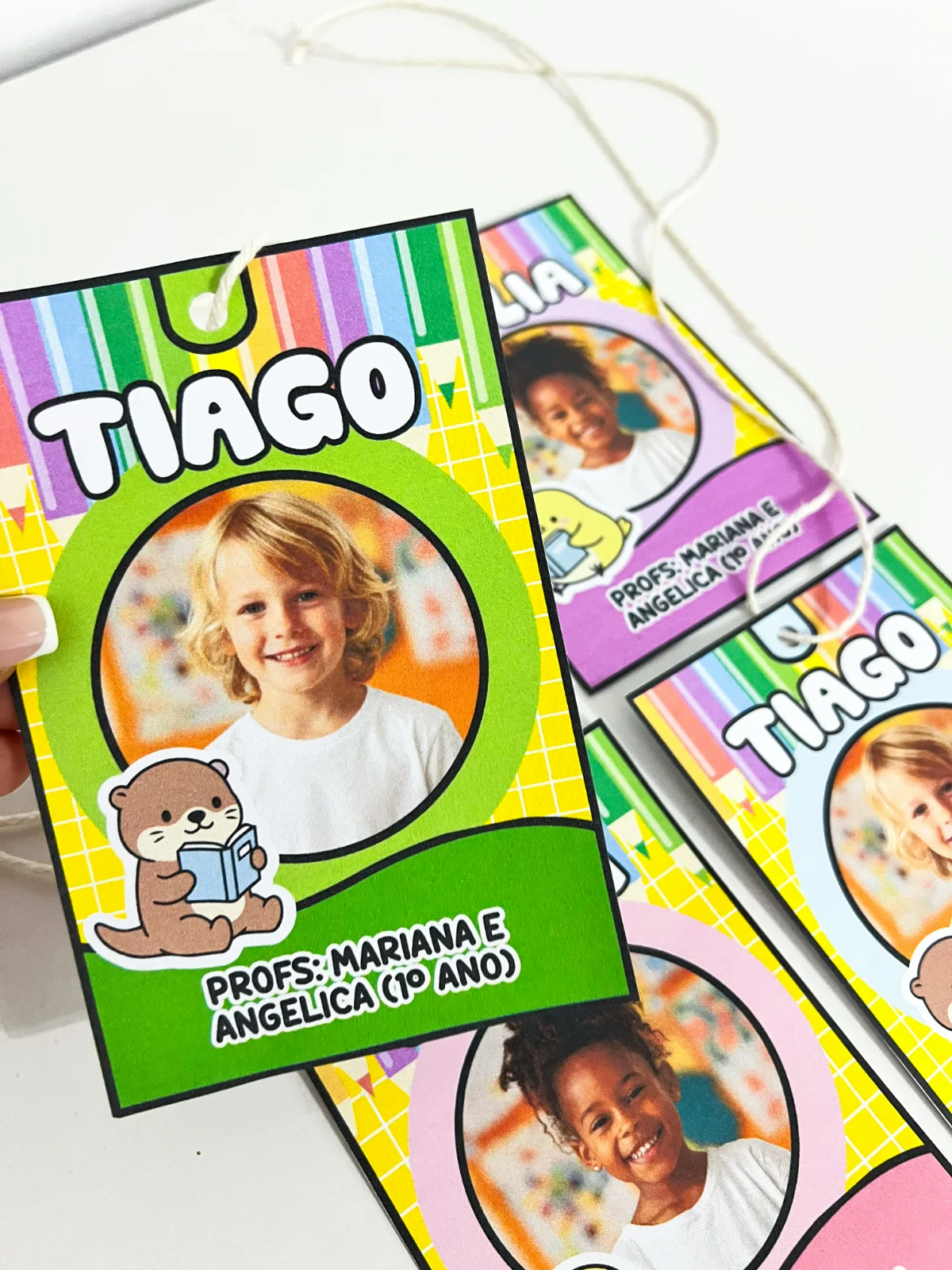 Crachás de Pescoço Editáveis – Material Pedagógico — amostra 2: Sobre o Crachás de Pescoço Editáveis