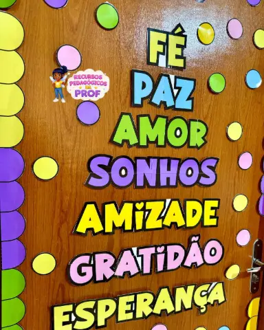 Decoração de porta de Natal para imprimir — amostra 6: Decore a porta da sala com um PDF de tema natalino que reúne a…