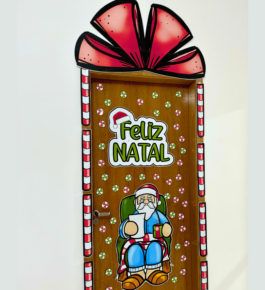 Decoração de Porta Papai Noel em PDF para Educação Infantil — amostra 5: Prepare a porta da sala para o Natal com uma…