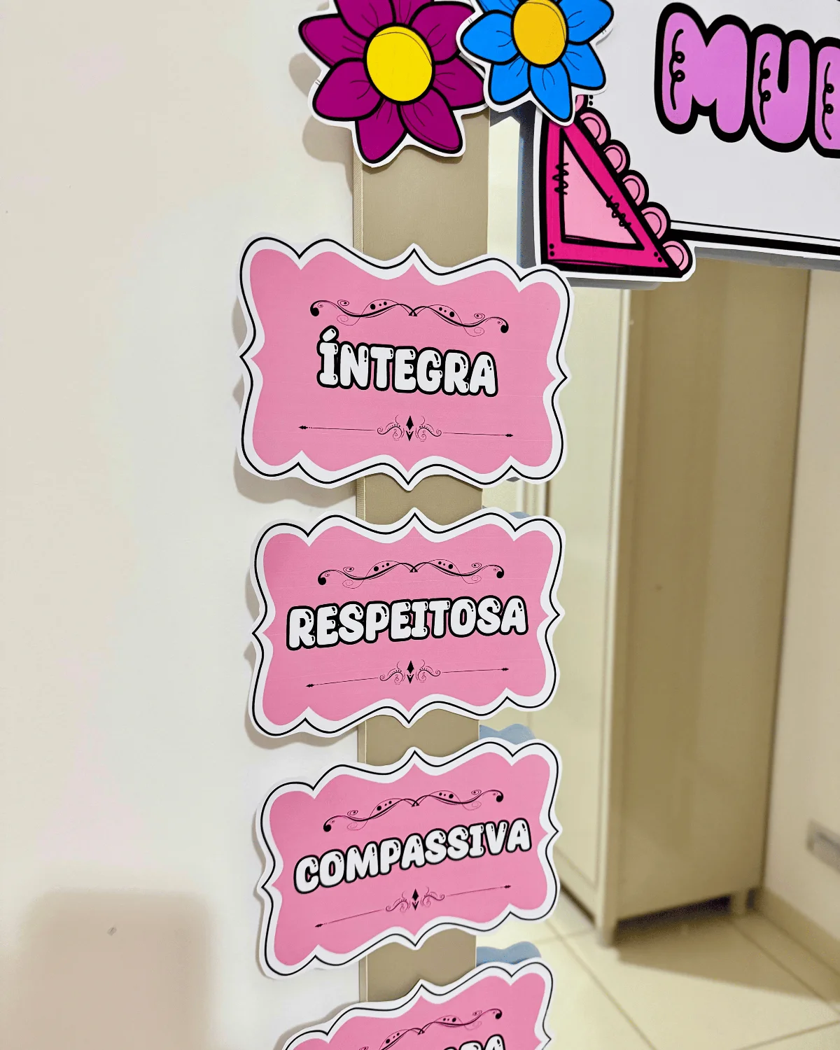Decoração para espelho - Dia da Mulher – PDF para Imprimir — amostra 2: Transforme sua escola com a Decoração de Espelho…