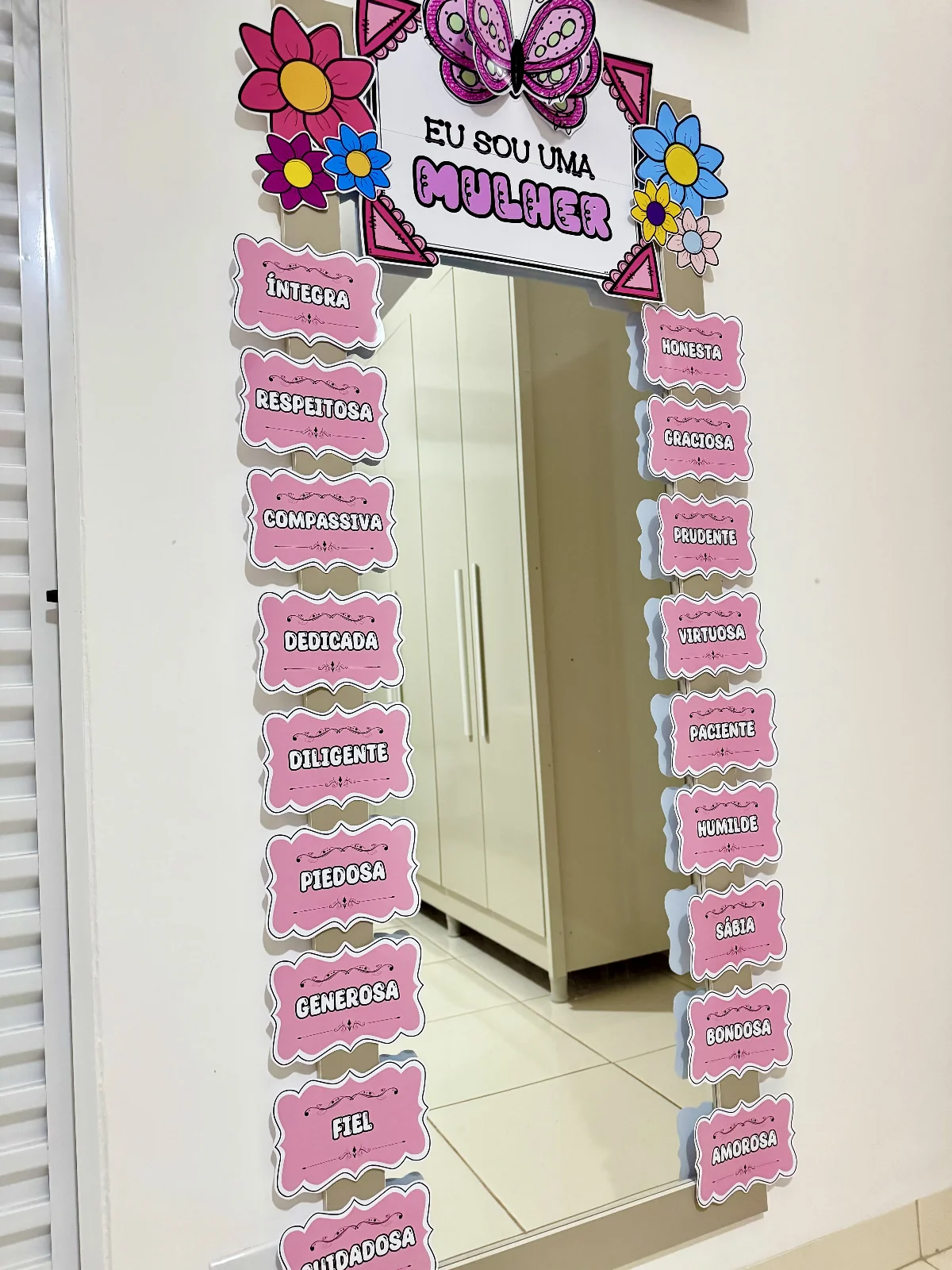 Decoração para espelho - Dia da Mulher – PDF para Imprimir — amostra 4: Transforme sua escola com a Decoração de Espelho…