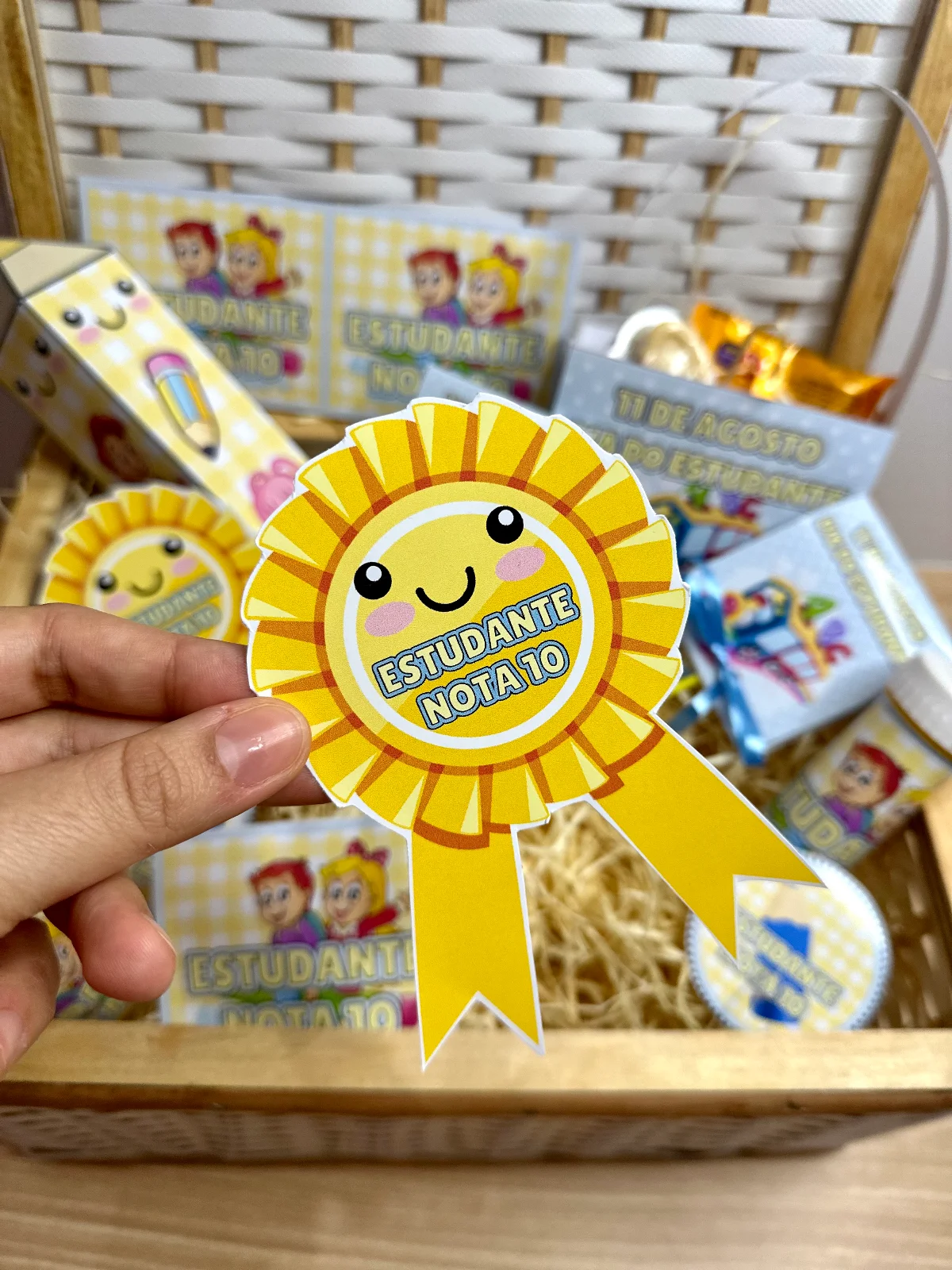 Dia do Estudante - Kit de Lembrancinhas – PDF para Imprimir — amostra 1: Moldura para foto, já ampliada Medalha Estudante…