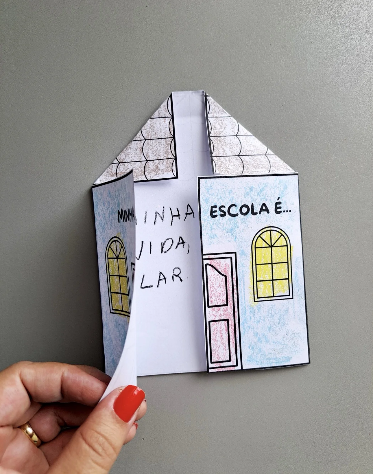 Dobradura da escola — amostra 1: 🏫 Atividade Interativa: “Minha Escola é…” Proporcione um momento de carinho e descoberta…