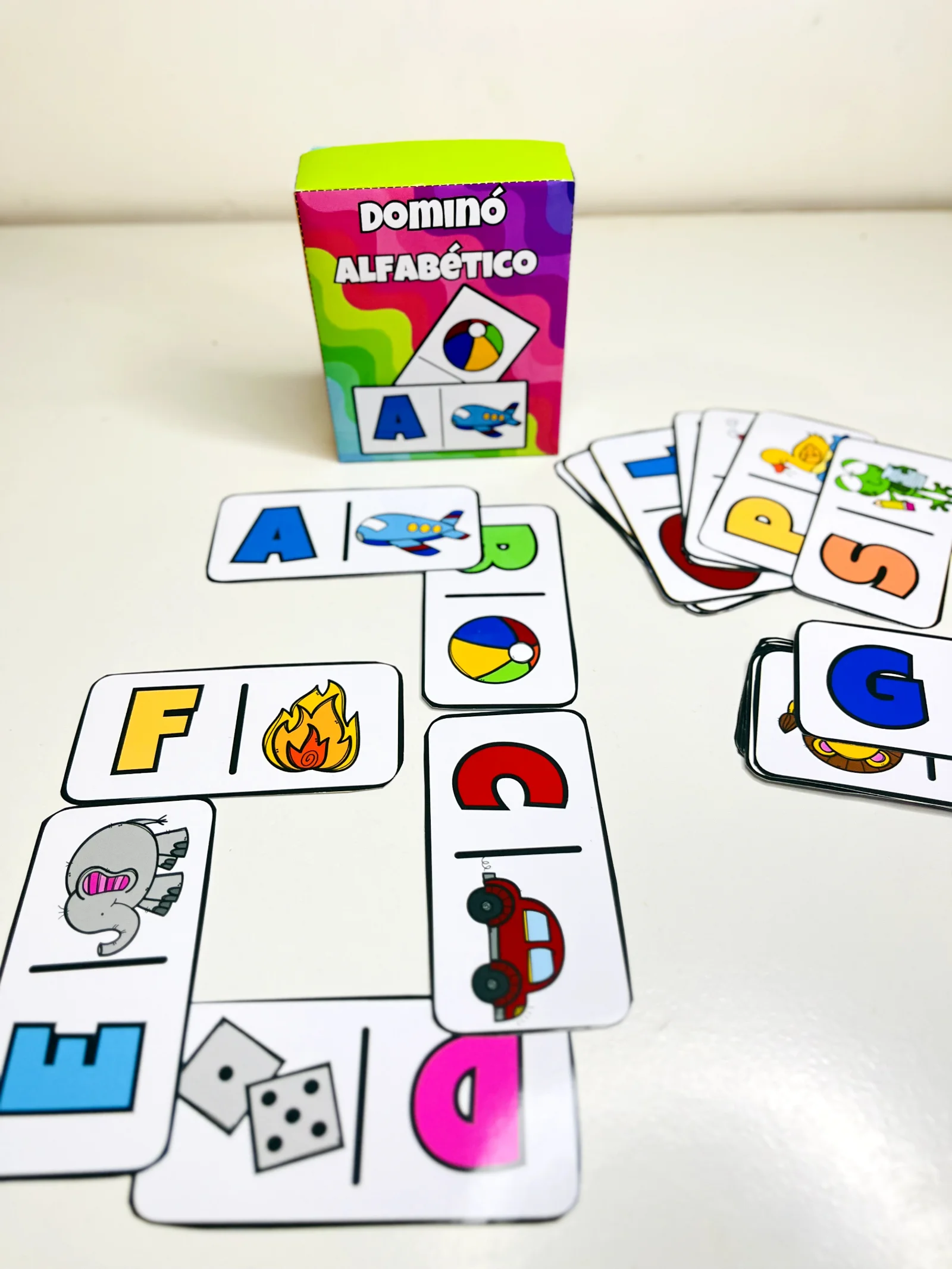 DOMINÓ ALFABÉTICO — aprender as letras brincando é divertido! — amostra 2: No Dominó Alfabético , a criança observa a…