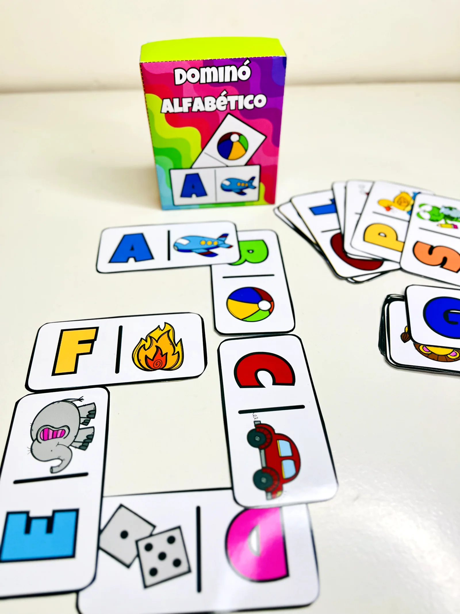 DOMINÓ ALFABÉTICO — aprender as letras brincando é divertido! — amostra 3: No Dominó Alfabético , a criança observa a…