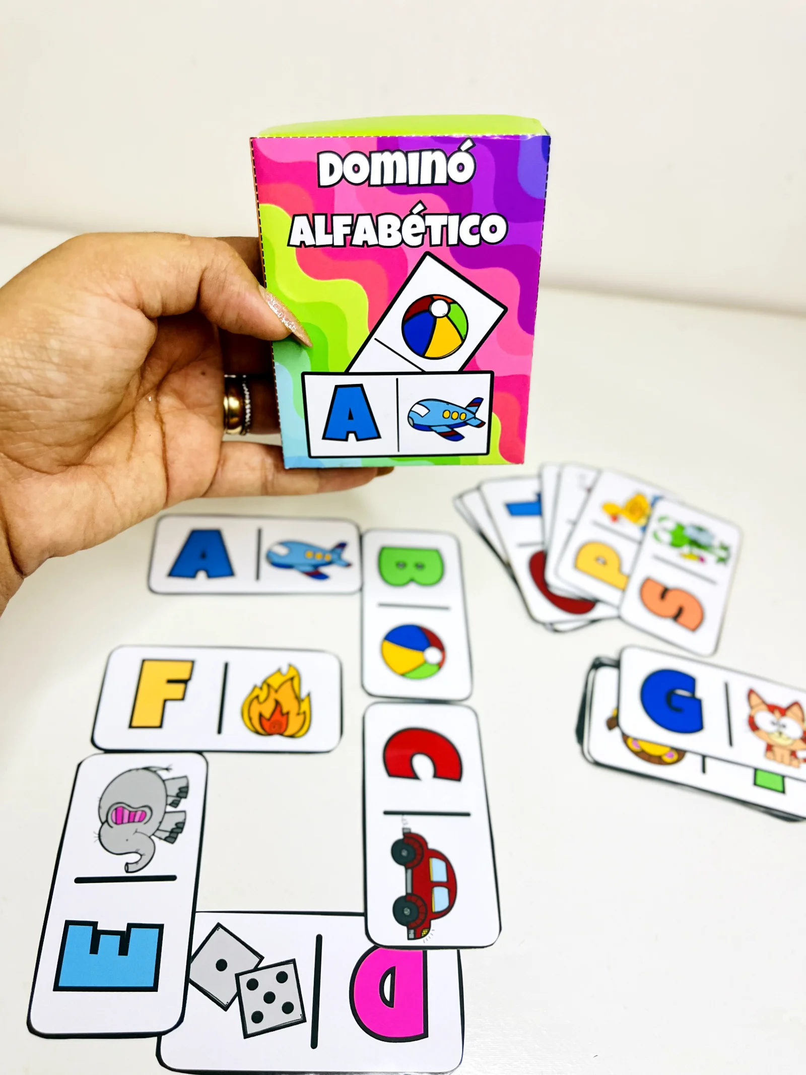 DOMINÓ ALFABÉTICO — aprender as letras brincando é divertido! — amostra 6: No Dominó Alfabético , a criança observa a…