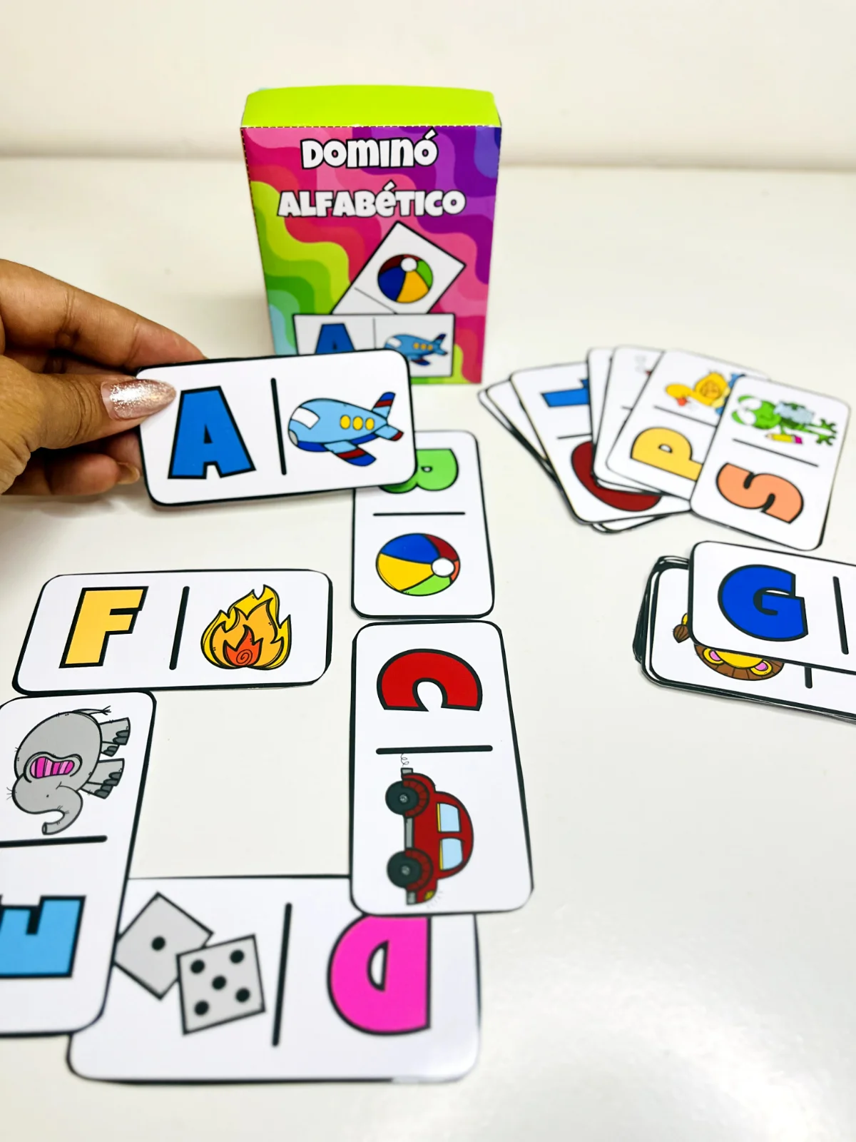 Dominó Alfabético: Jogo de Letras e Sons em PDF — amostra 1: Dominó com letras e figuras para associar som inicial e…