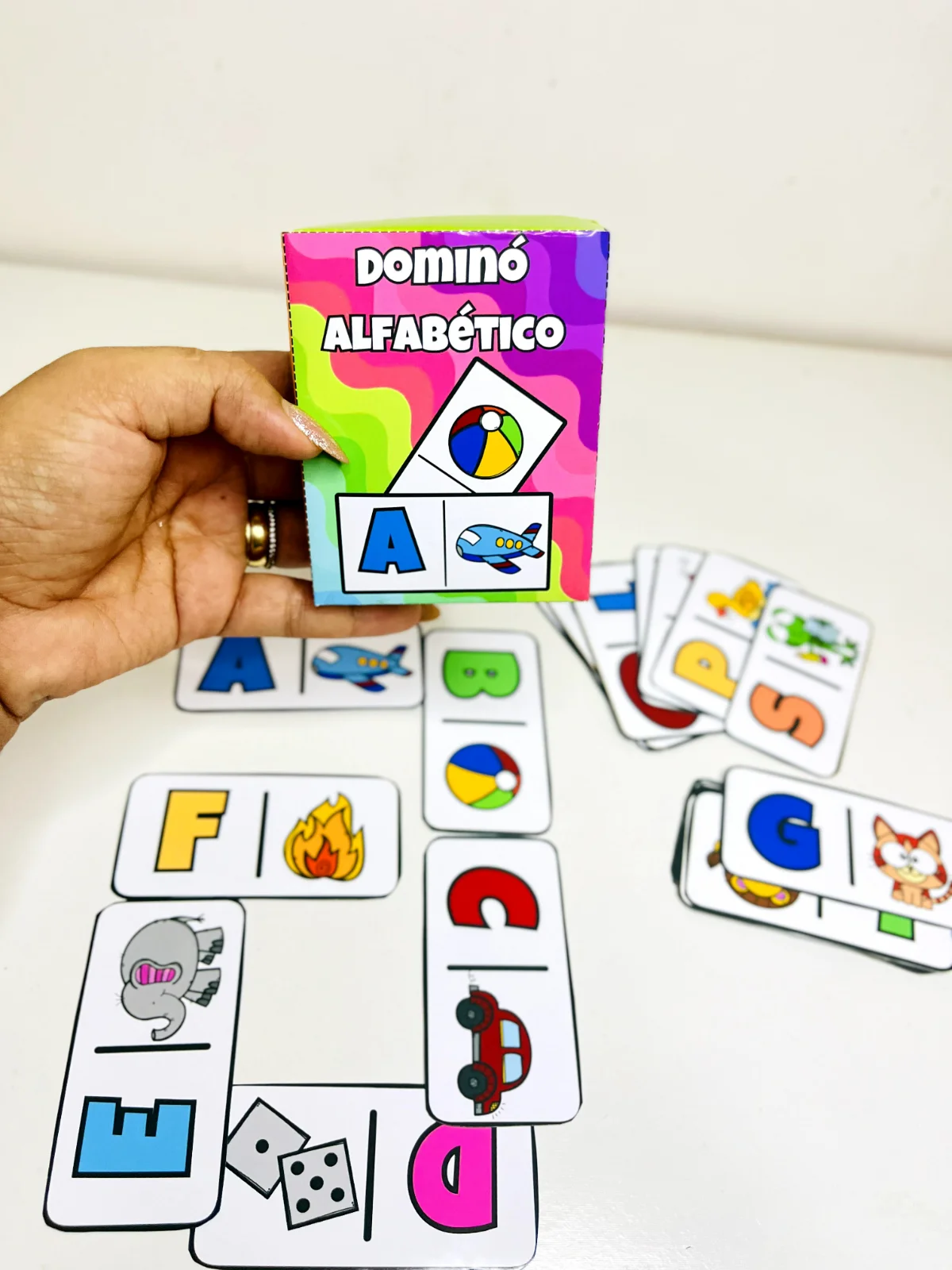 Dominó Alfabético: Jogo de Letras e Sons em PDF — amostra 3: Dominó com letras e figuras para associar som inicial e…