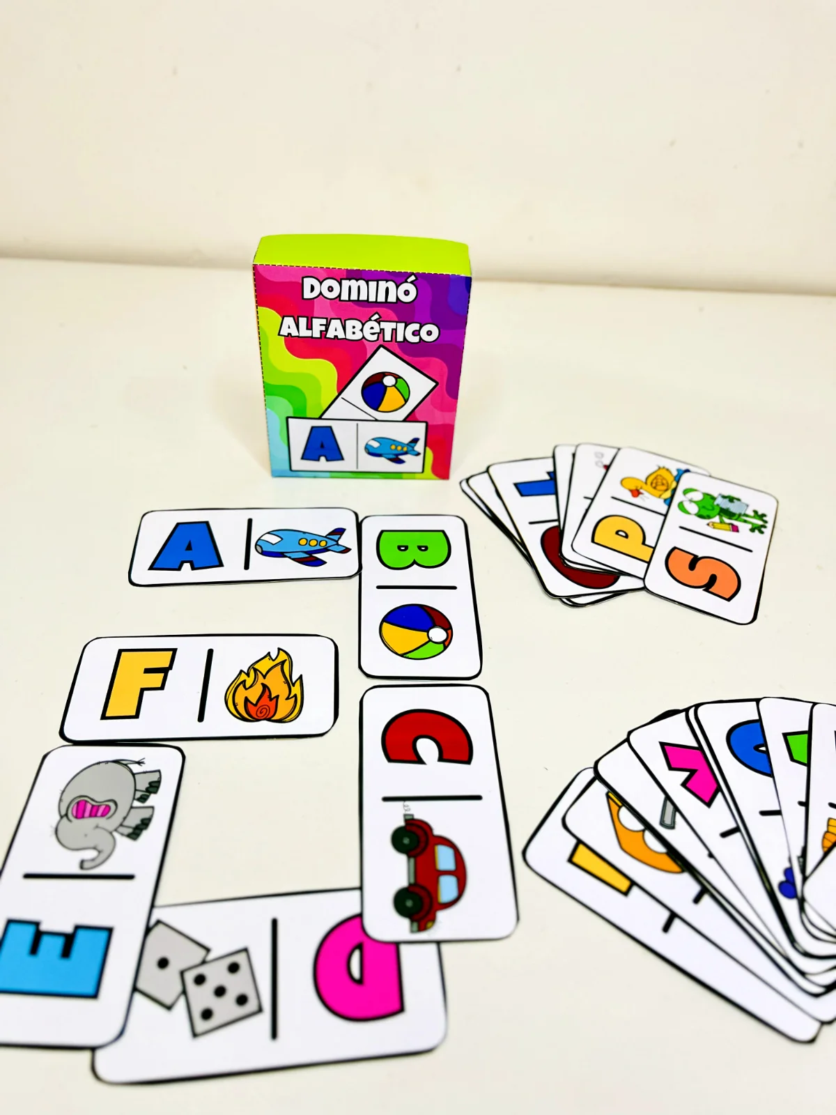 Dominó Alfabético: Jogo de Letras e Sons em PDF — amostra 5: Dominó com letras e figuras para associar som inicial e…