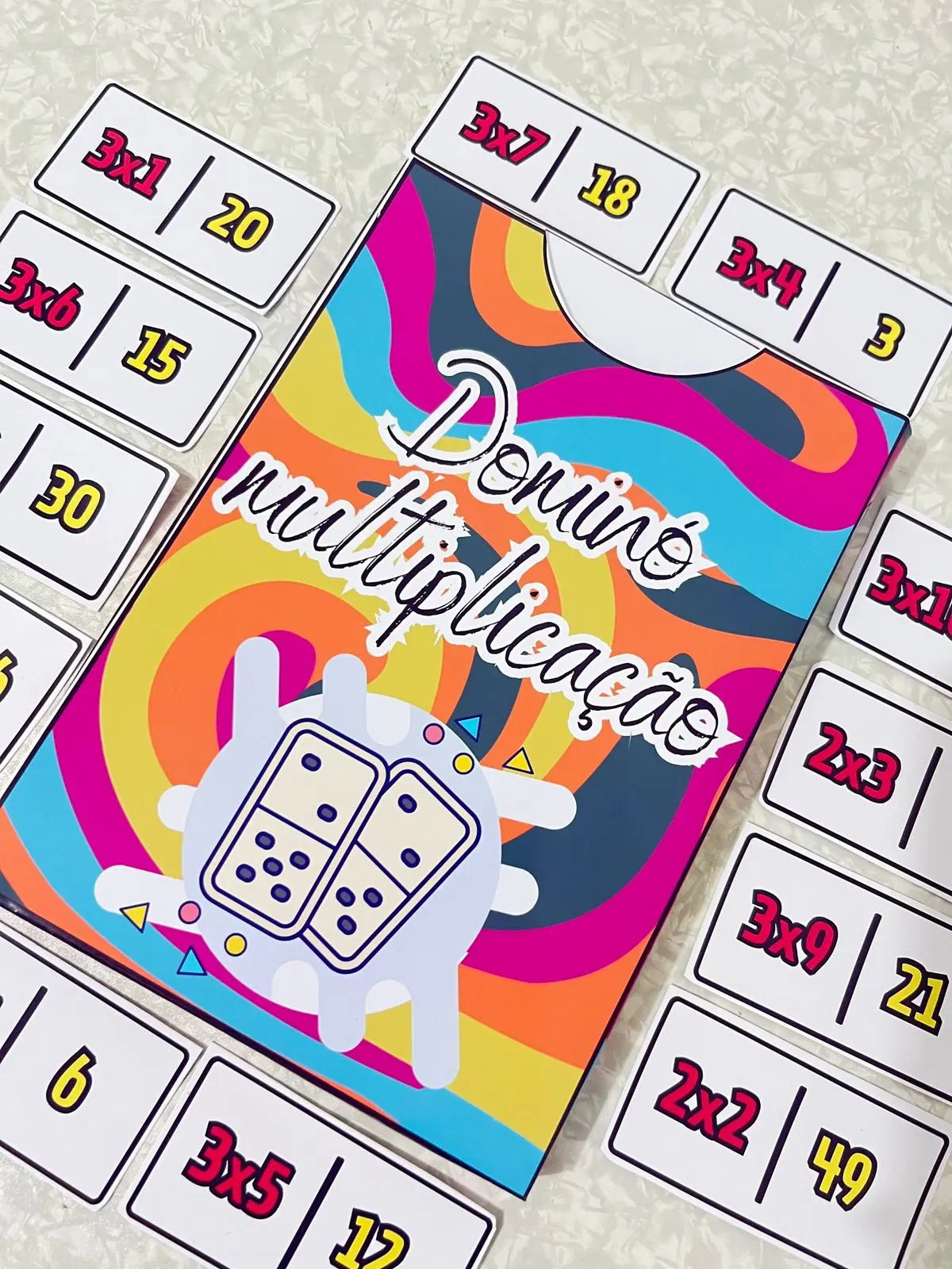 🎲 DOMINÓ DA MULTIPLICAÇÃO — aprender a tabuada pode ser divertido! — amostra 1: Com o Dominó da Multiplicação , os alunos…
