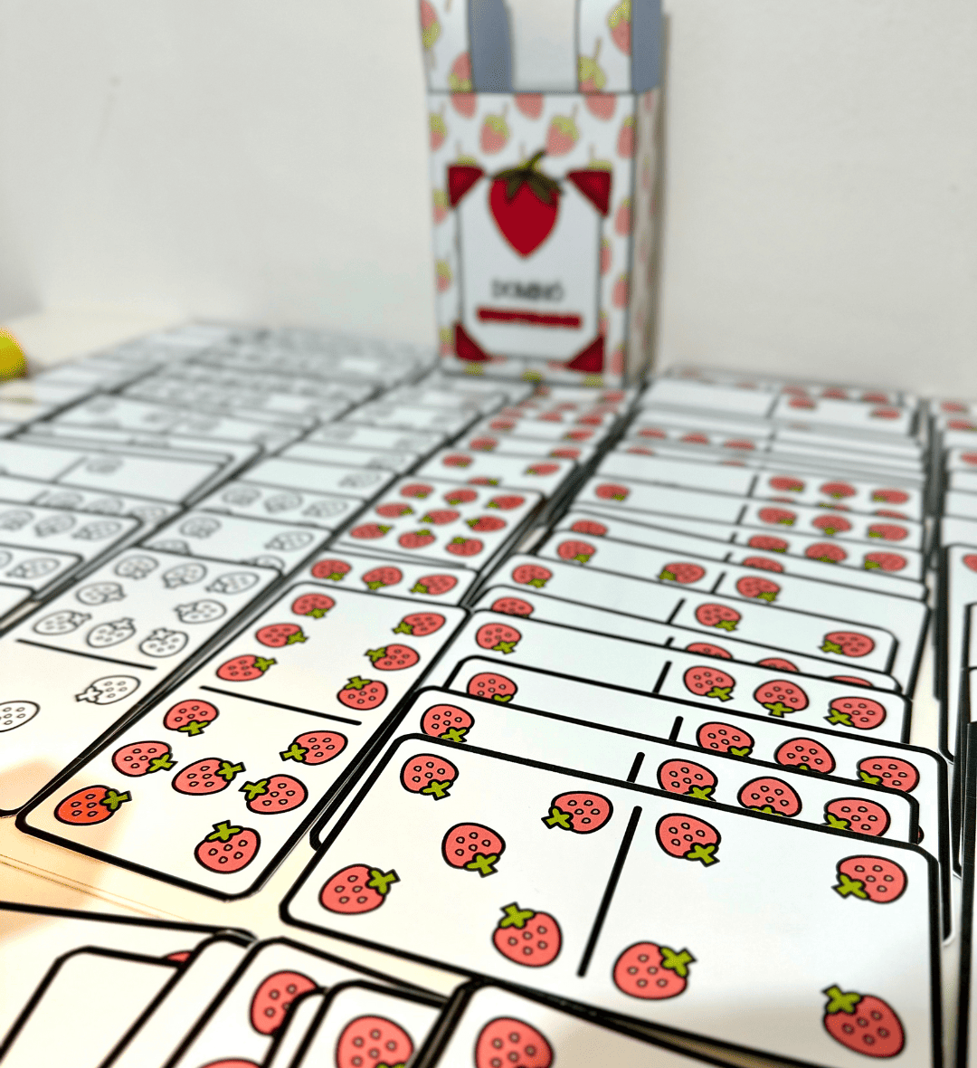 Dominó das Quantidades de Morango: Jogo para Imprimir — amostra 2: O que vem no material