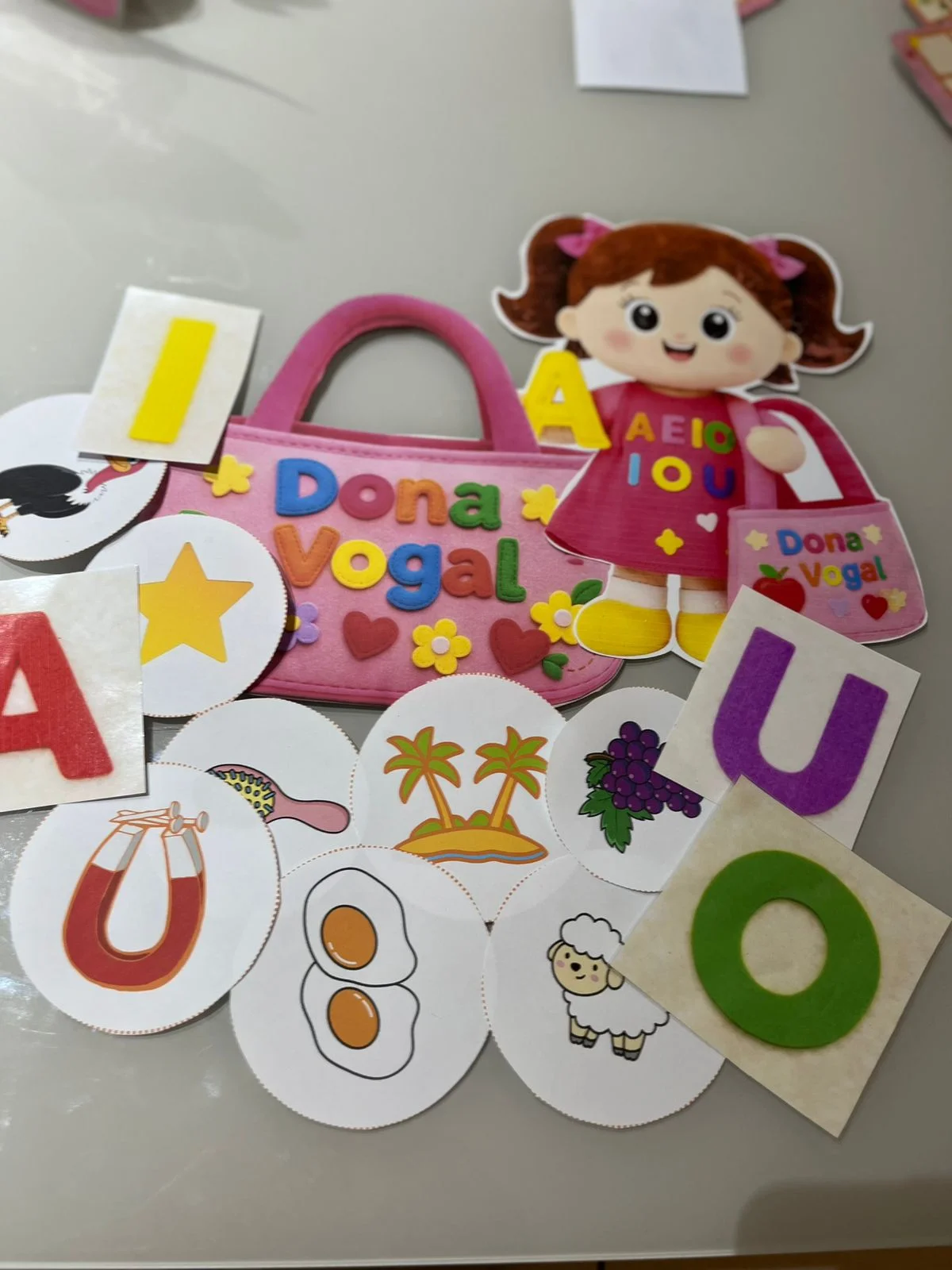 Dona vogal e a bolsa das vogais – Material Pedagógico — capa do material
