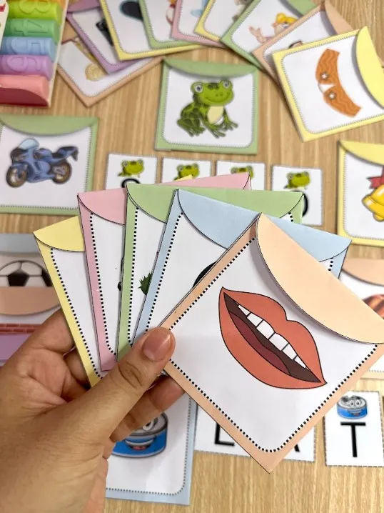 Envelope das Letras: Formação de Palavras e Alfabetização — amostra 1: Envelopes ilustrados com letras móveis para formar…