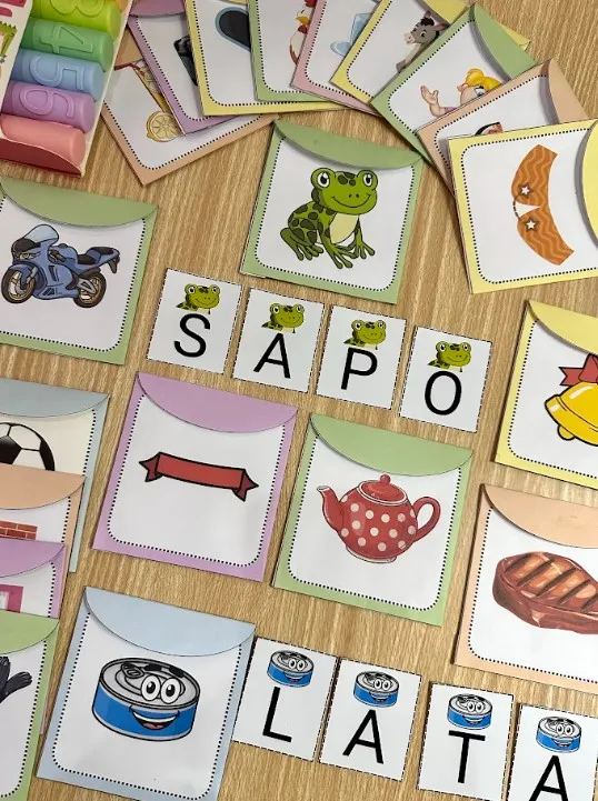 Envelope das Letras: Formação de Palavras e Alfabetização — amostra 3: Envelopes ilustrados com letras móveis para formar…