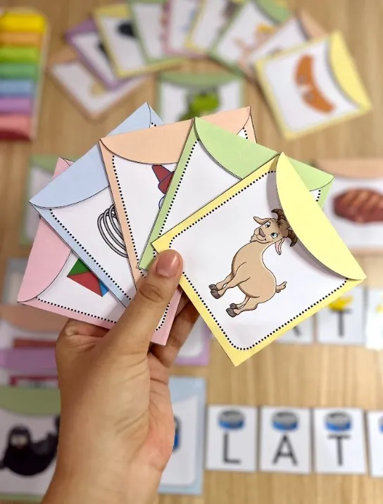 Envelope das Letras: Formação de Palavras e Alfabetização — amostra 4: Envelopes ilustrados com letras móveis para formar…