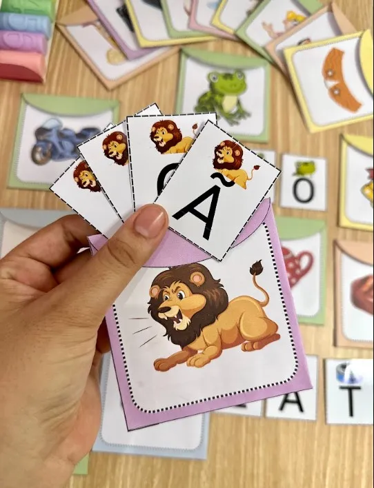 Envelope das Letras: Formação de Palavras e Alfabetização — Atividades para 1º ano: Envelopes ilustrados com letras móveis…