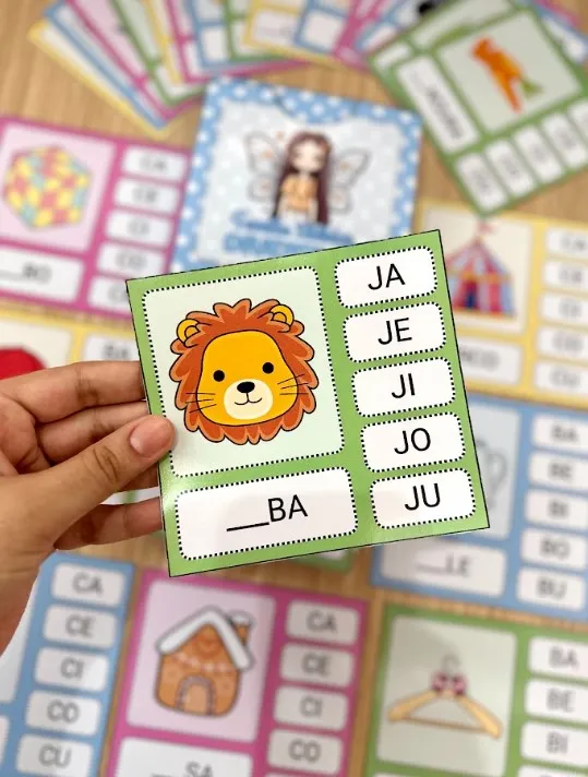 Família Silábica Divertida: 80 Fichas de Alfabetização — amostra 4: 80 fichas para completar palavras com as sílabas que…