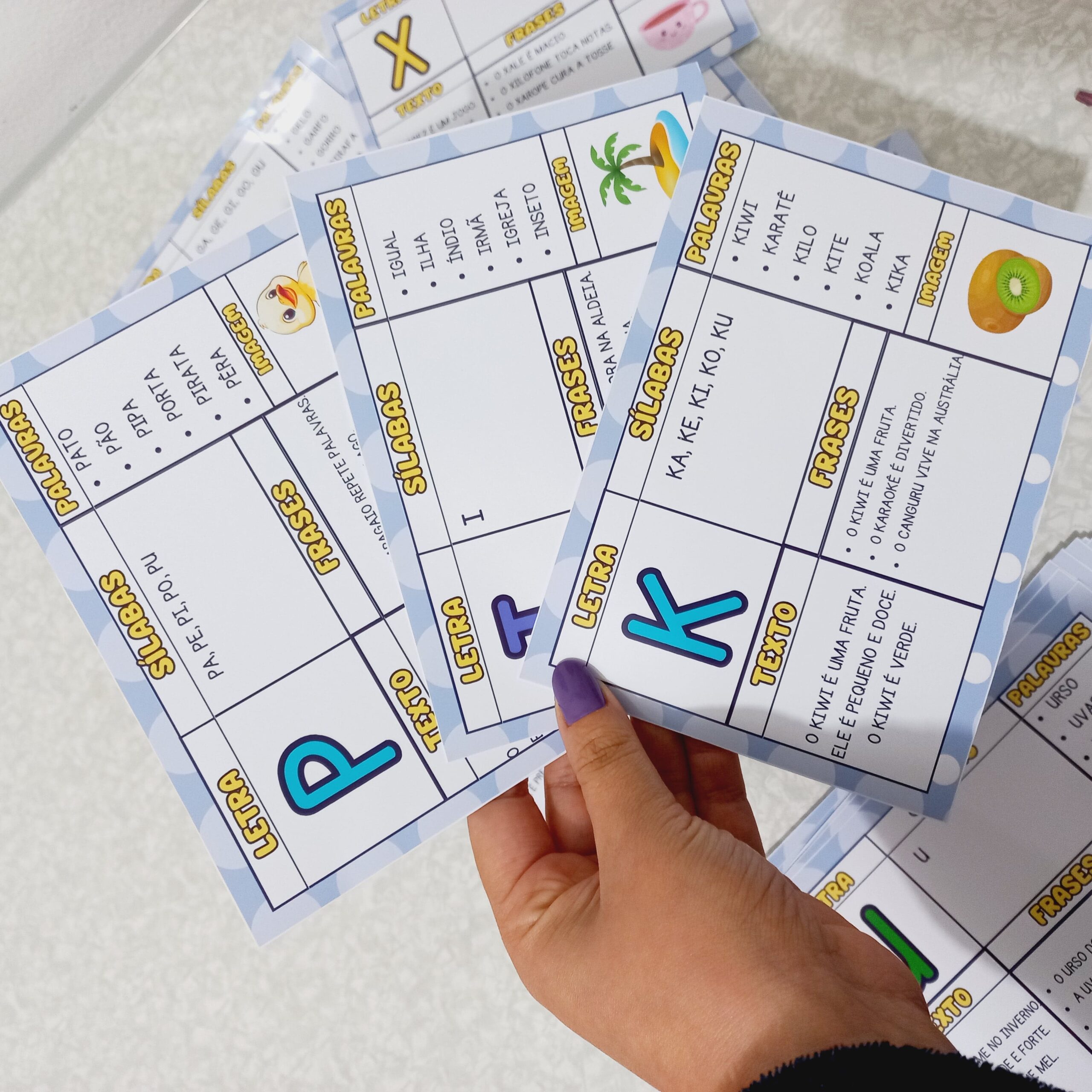 Ficha de leitura alfabeto em ação – PDF para Imprimir | Educação Infantil e Alfabetização — amostra 1: O que vem no material Ficha de leitura alfabeto em ação – PDF para Imprimir | Educação Infantil e Alfabetização — amostra 1: O que vem no material