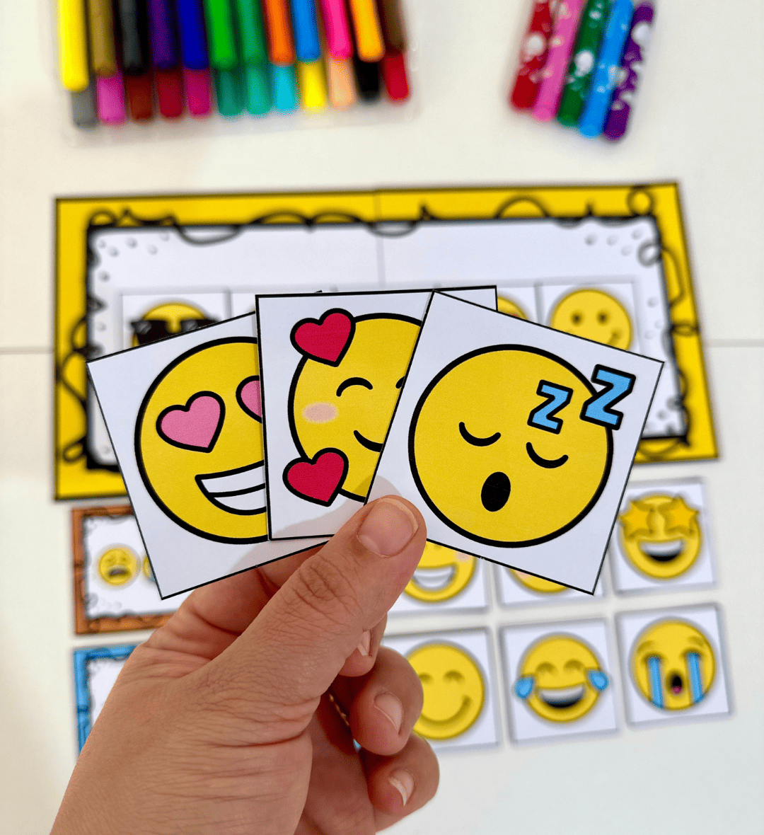 Fichas de emoções: Emojis Divertidos para Educação Especial — amostra 2: O que vem no material