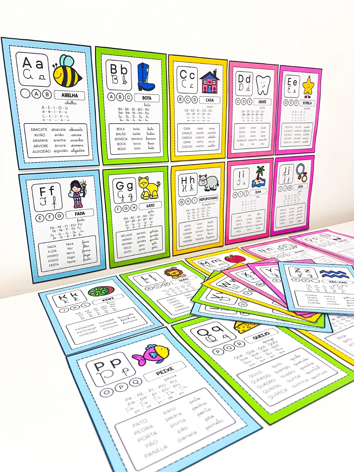 Fichas de Leitura Ilustradas do Alfabeto para Alfabetização — amostra 2: Todas as letras do alfabeto apresentadas em quatro…