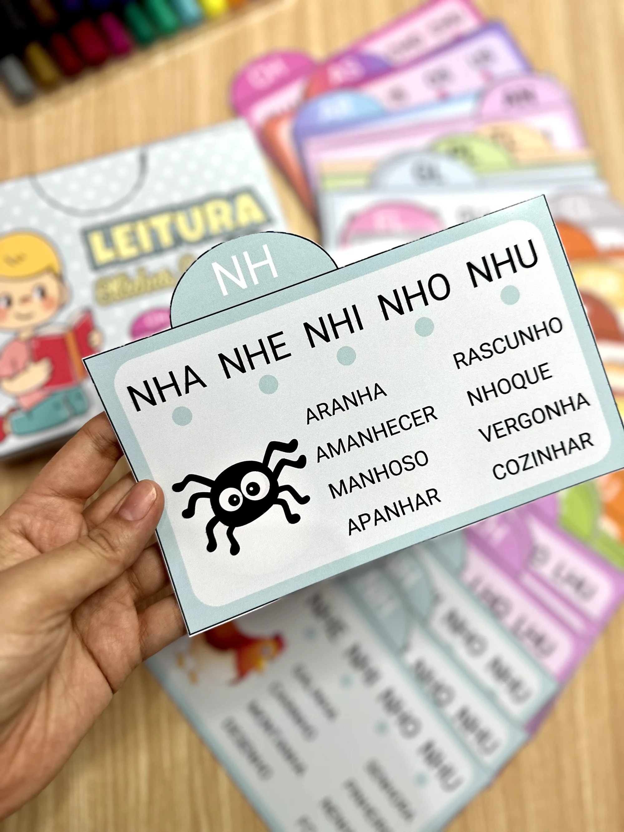Fichas de Leitura Sílabas complexas em PDF — amostra 4: organizadas por cores, e possuem indicação superior para