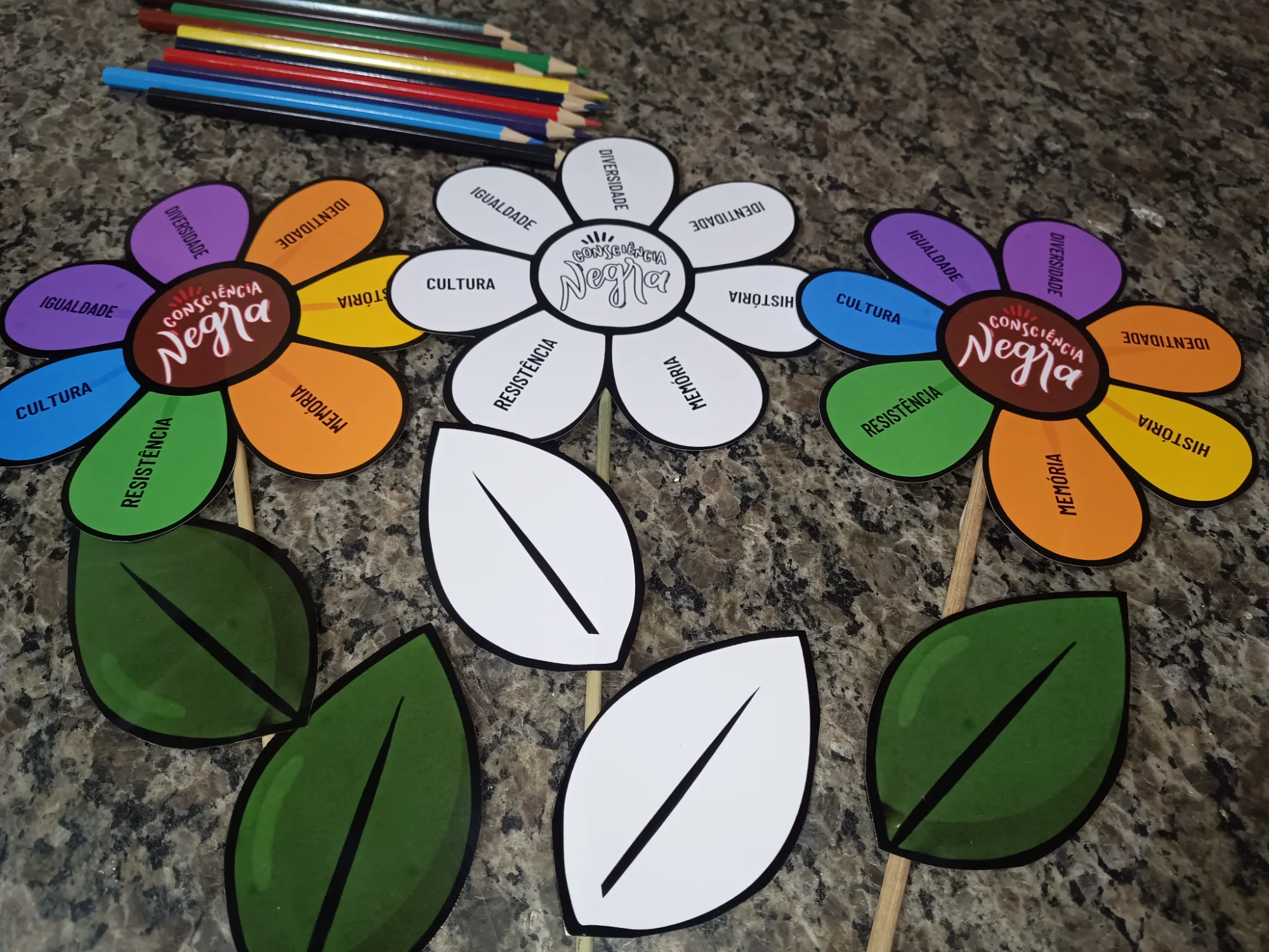 Flor Pedagógica Consciência Negra para Colorir — amostra 1: FLORES DA CONSCIÊNCIA NEGRA 1 flor colorida e UMA em preto e…