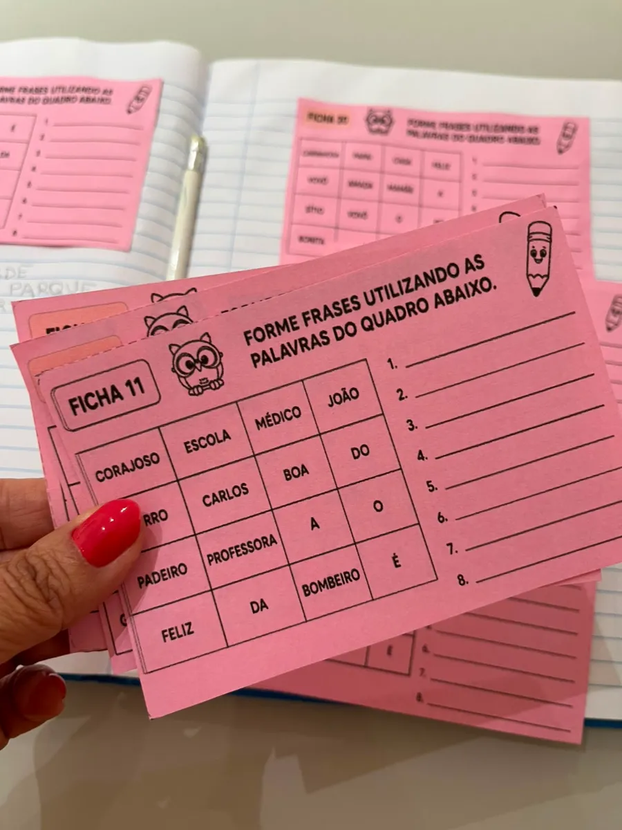 Forme Frases: 20 fichas - Alfabetização e Anos Iniciais — Português para 1º ano: Cada ficha apresenta um banco de palavras…