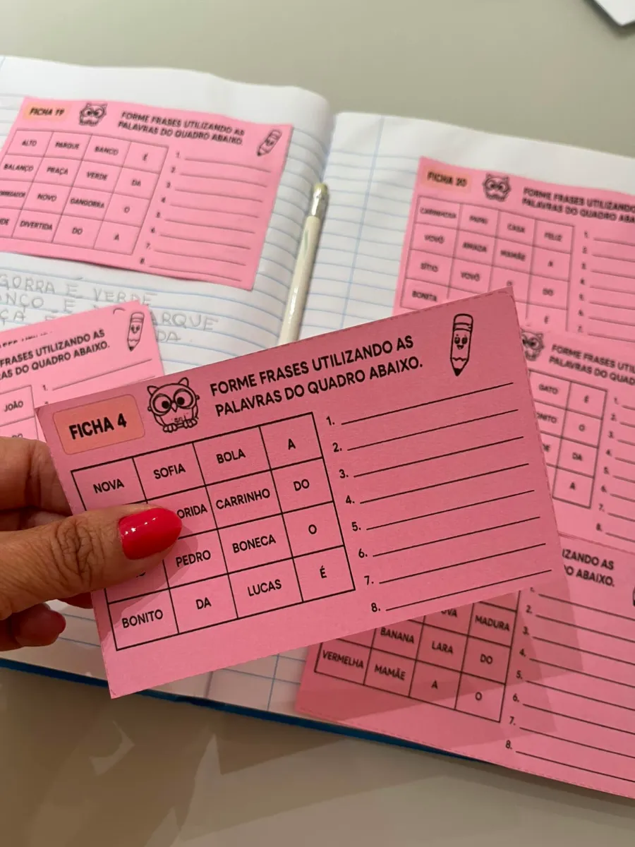 Forme Frases: 20 fichas - Alfabetização e Anos Iniciais — amostra 2: Cada ficha apresenta um banco de palavras…