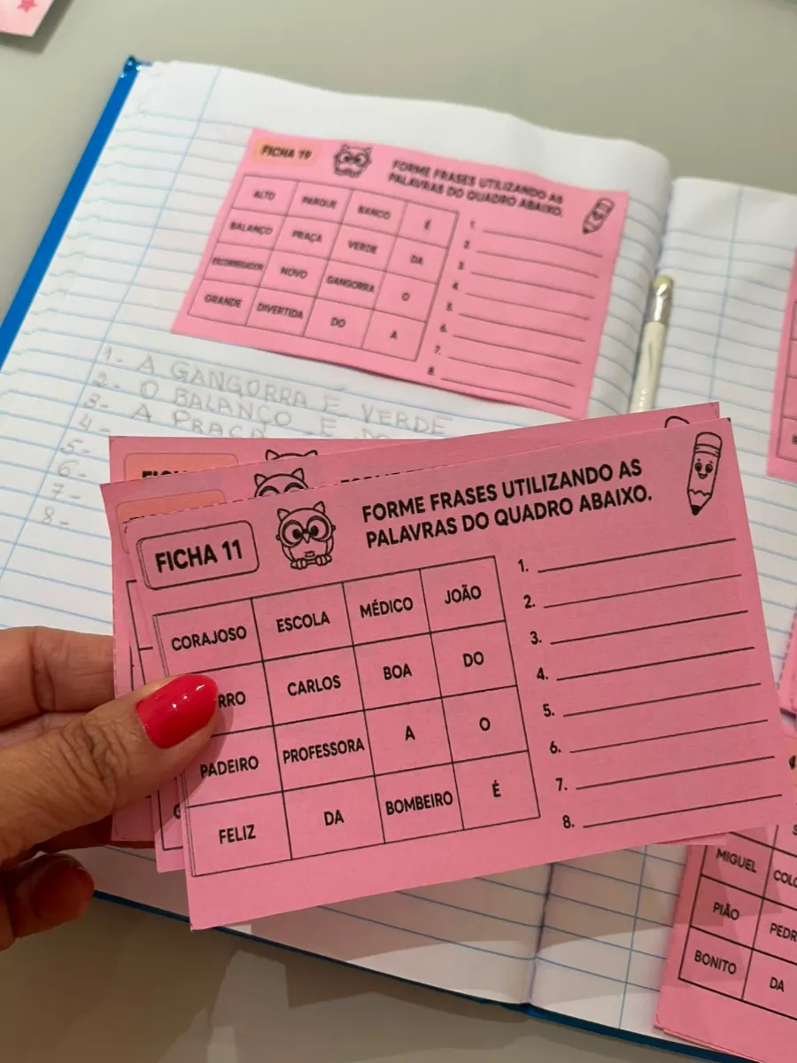 Forme Frases: 20 fichas - Alfabetização e Anos Iniciais — amostra 4: Cada ficha apresenta um banco de palavras…