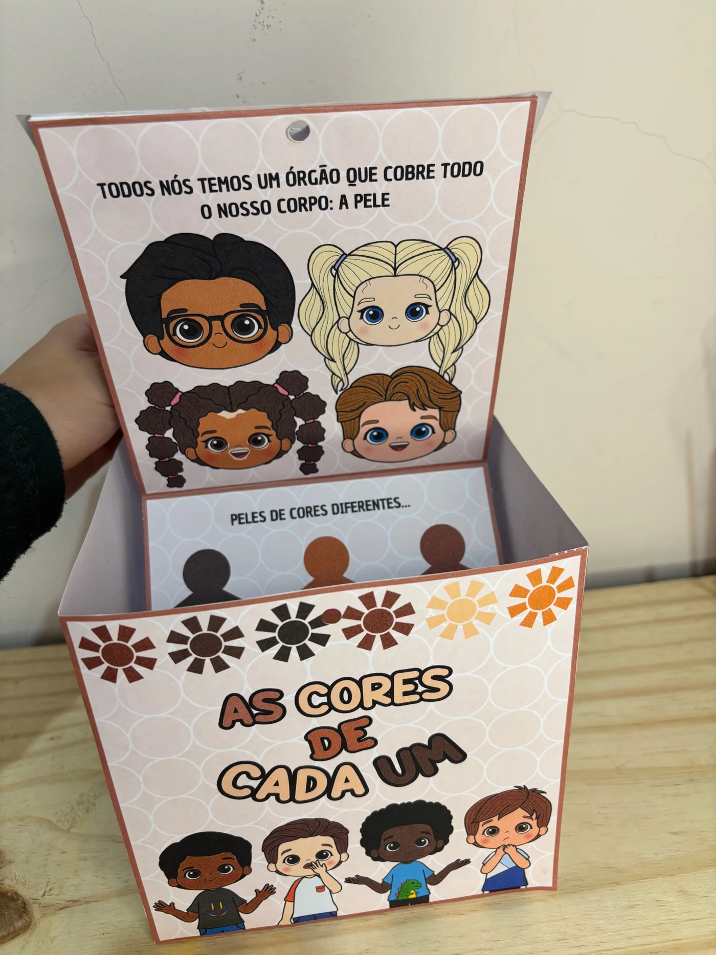 História na caixa As cores de cada um — amostra 3: 🌈 AS CORES DE CADA UM 🌈 Chegou a Historinha na Caixa que vai encantar…