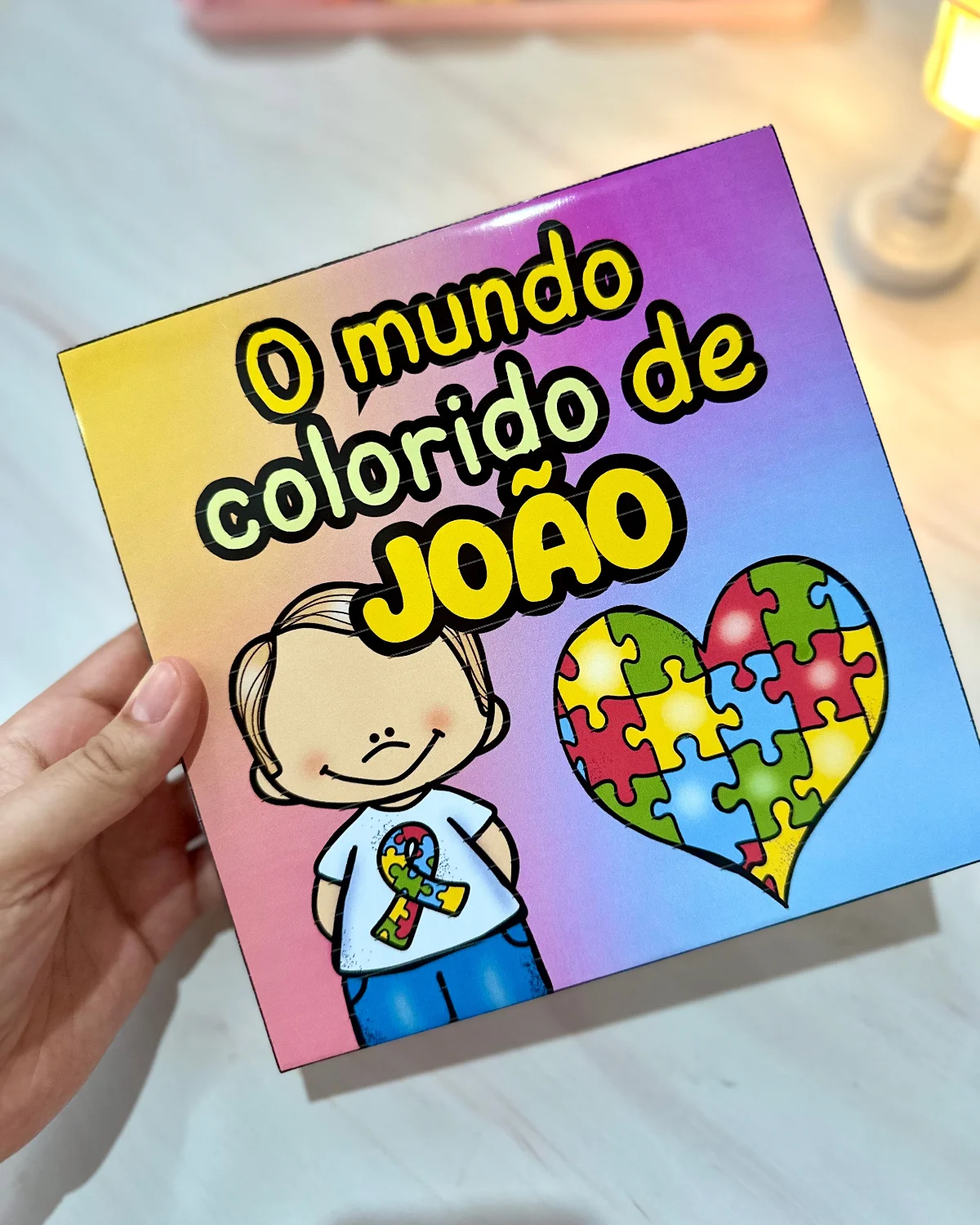 História na Caixa – O Mundo Colorido de João — capa do material