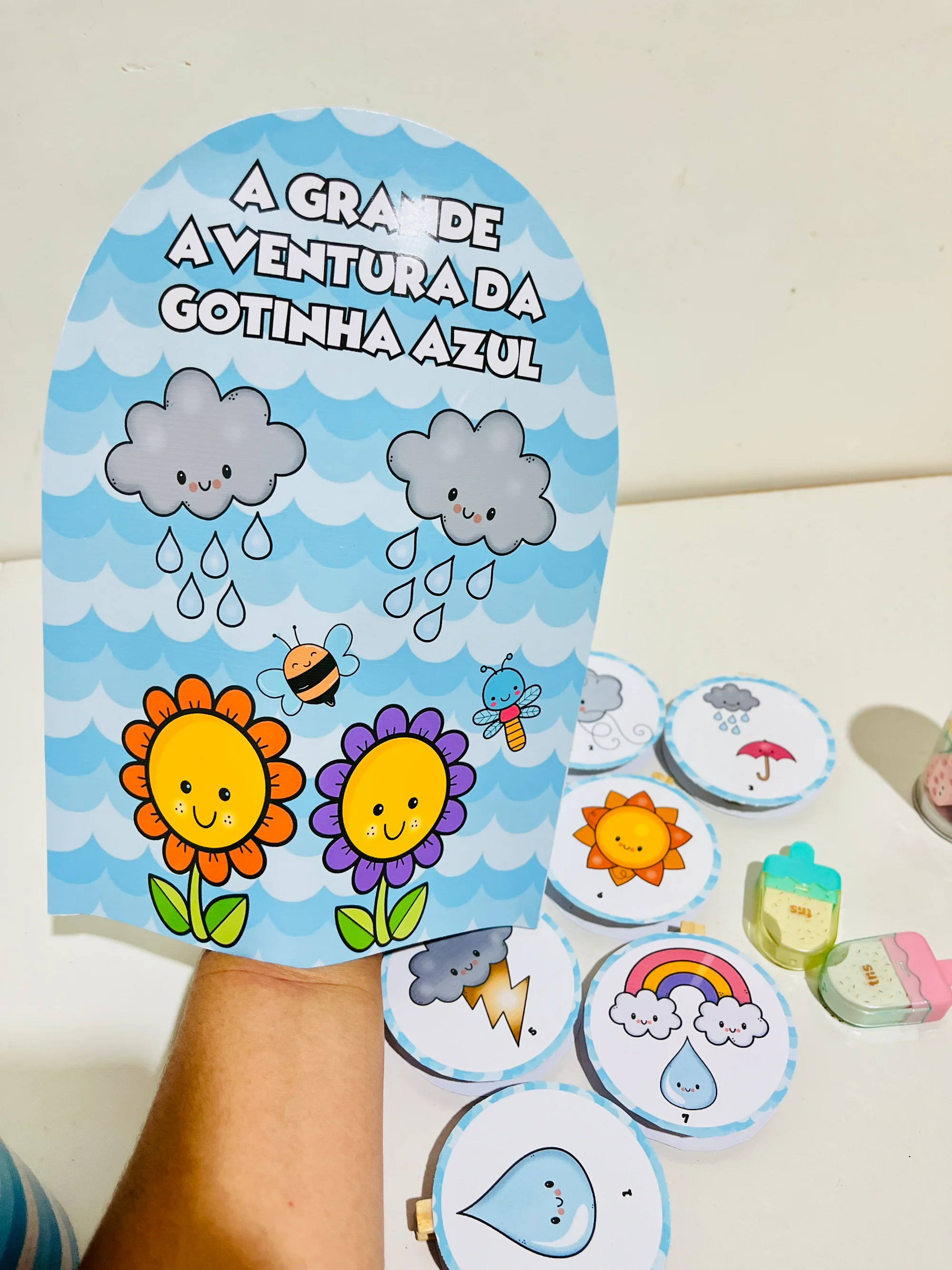 História na Luva – A Grande Aventura da Gotinha Azul | Ciclo da Água — amostra 1: História pedagógica interativa que…