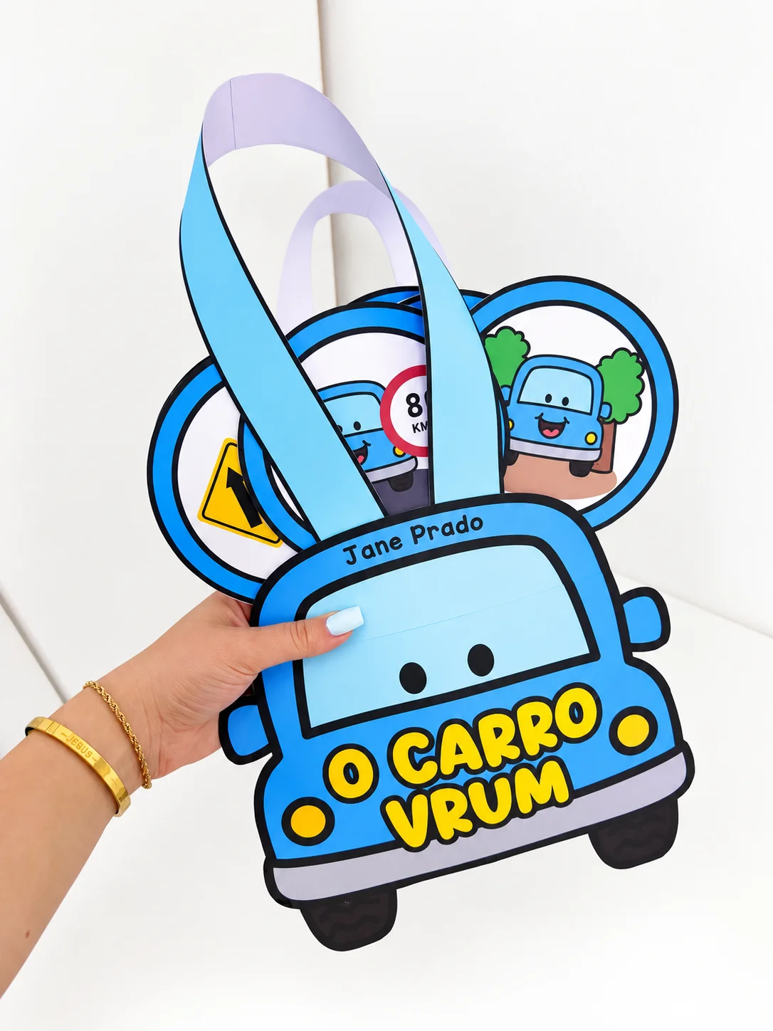 História O Carro Vrum – Sacola Interativa com Palitoches — amostra 2: Sacola História “O Carro Vrum”, de Jane Prado, com 7…
