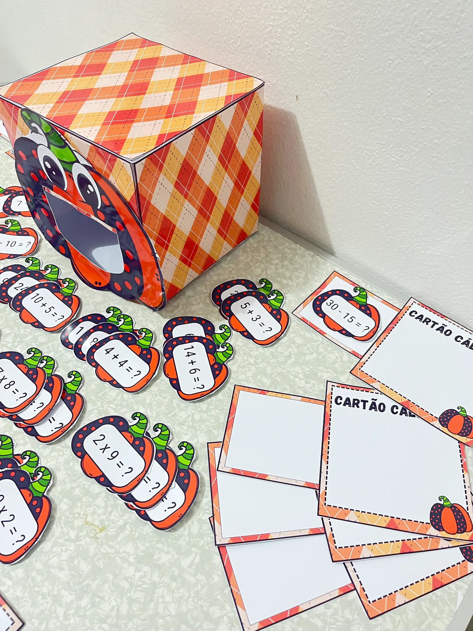 Jogo Abóbora das 4 Operações - Matemática 3º ao 5º Ano — amostra 3: Jogo educativo em caixa de abóbora com cartões das 4…