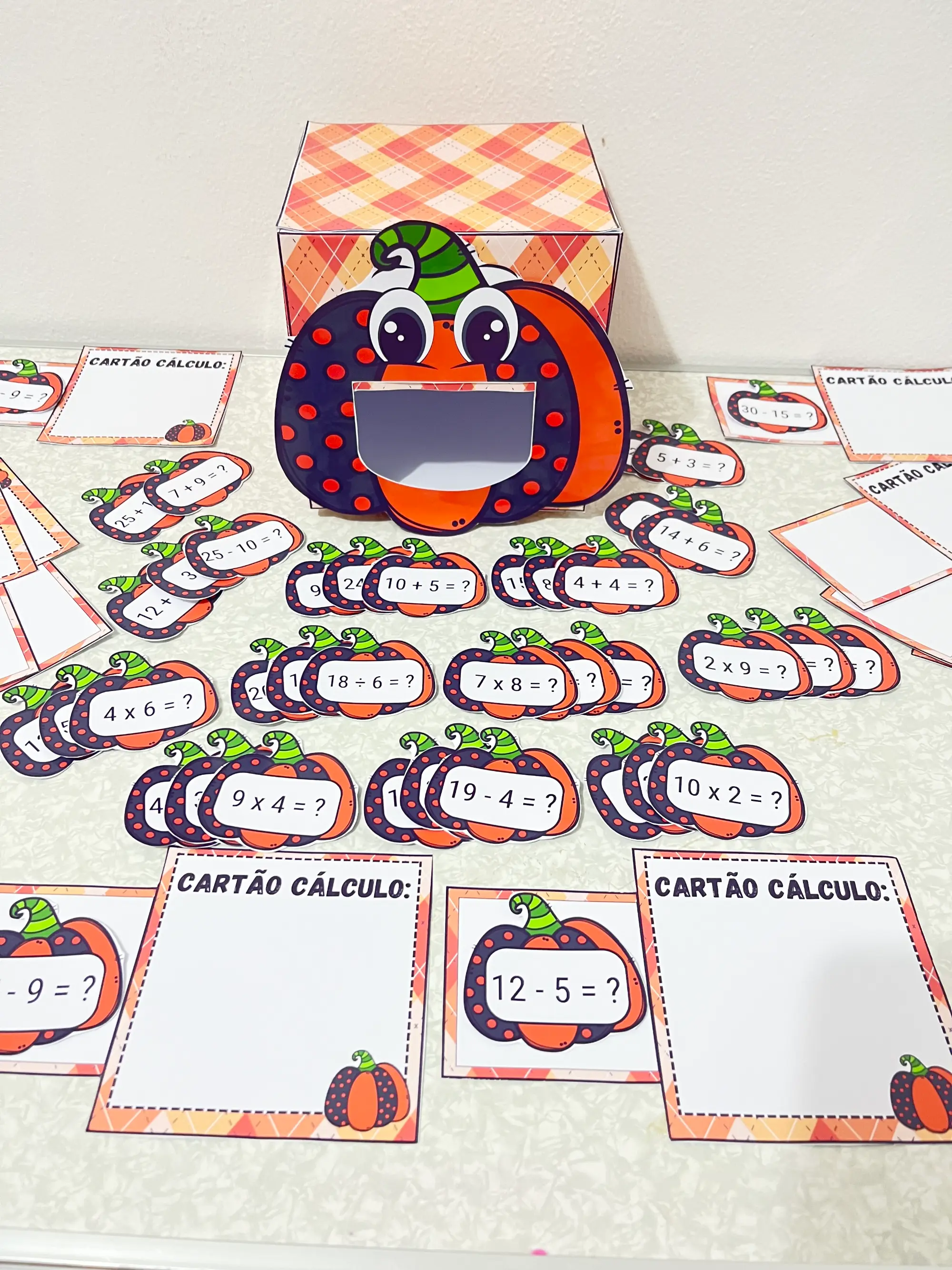 Jogo Abóbora das 4 Operações - Matemática 3º ao 5º Ano — amostra 4: Jogo educativo em caixa de abóbora com cartões das 4…