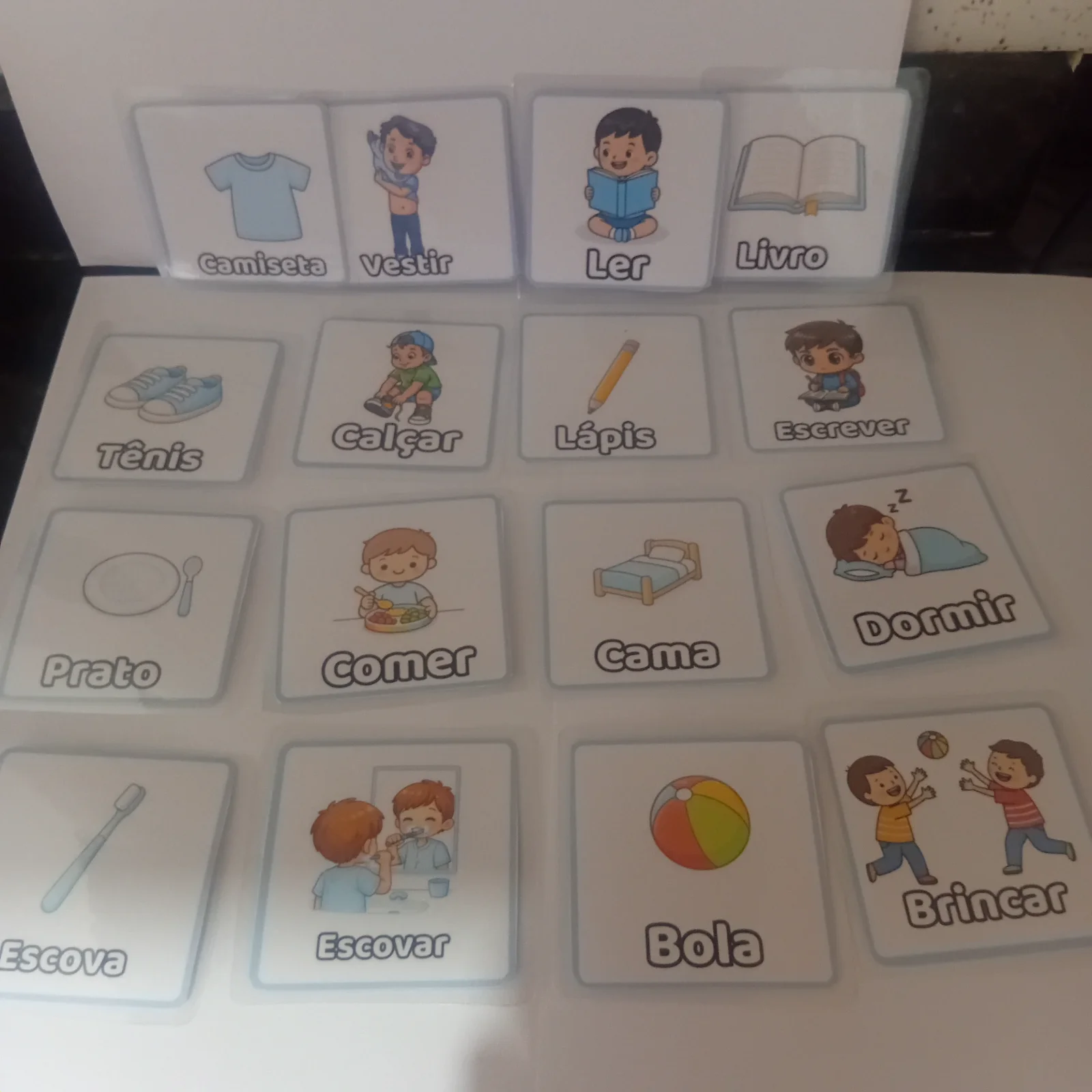 Jogo da Associação – Objeto e Ação | 9 Pares de Cartas — amostra 4: Jogo da Associação com 9 pares de cartas para a criança…