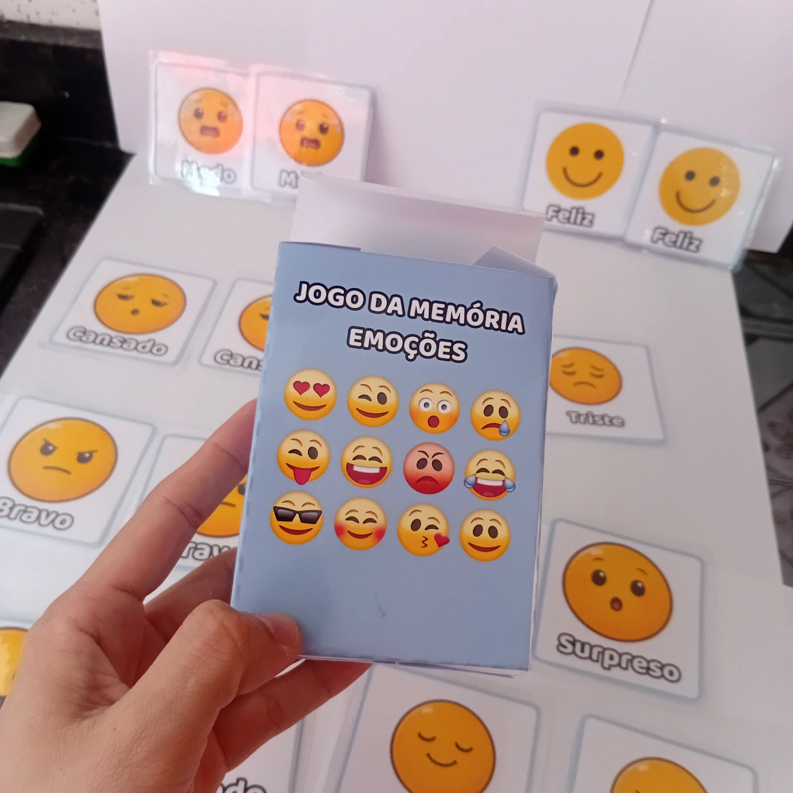 Jogo da Memória das Emoções – 8 Pares de Cartas — amostra 1: Jogo da Memória das Emoções com 8 pares de cartas,…