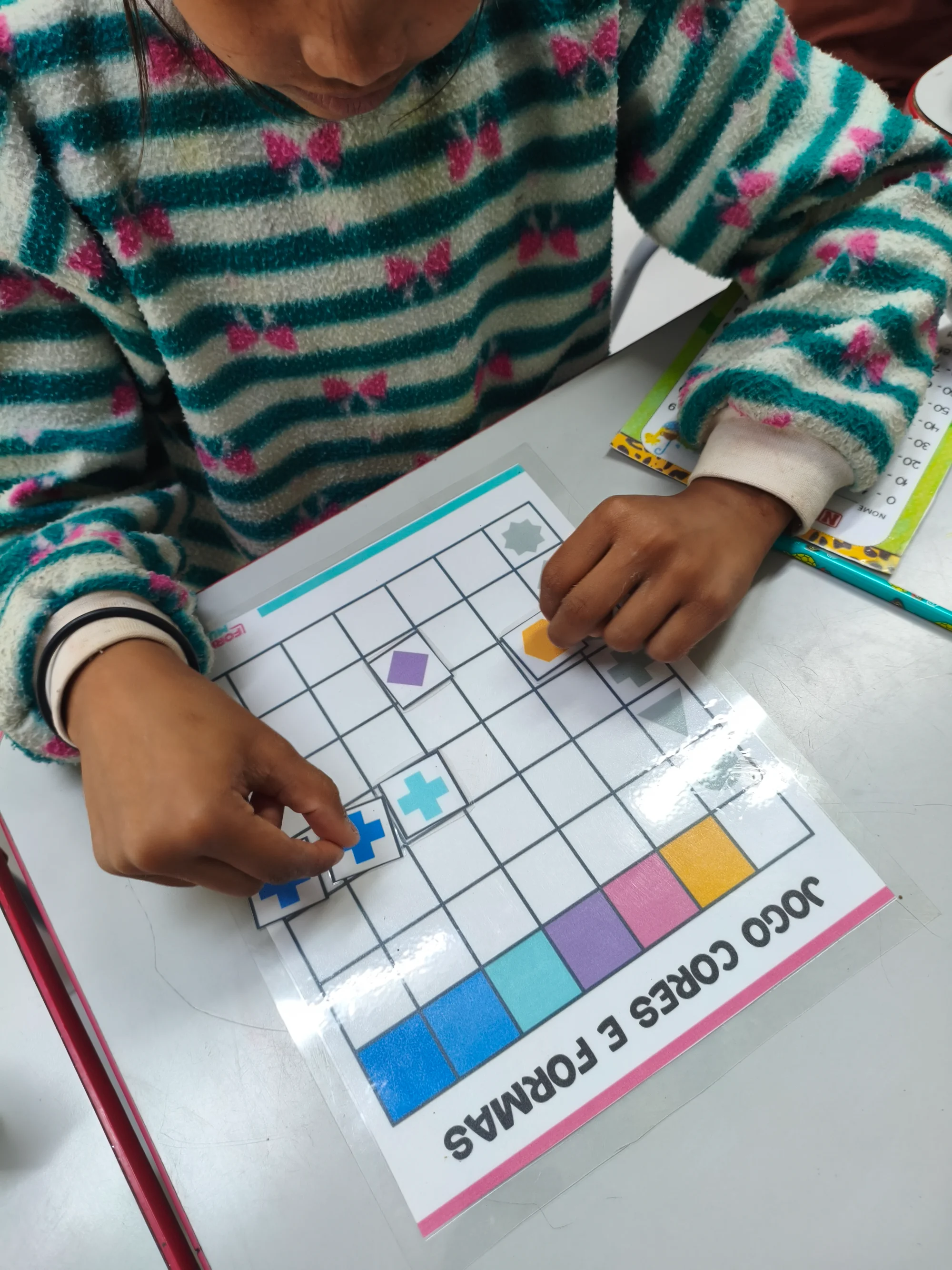 Jogo das Cores e Formas para Educação Infantil — amostra 2: Atividade pedagógica para trabalhar cores e formas geométricas,…
