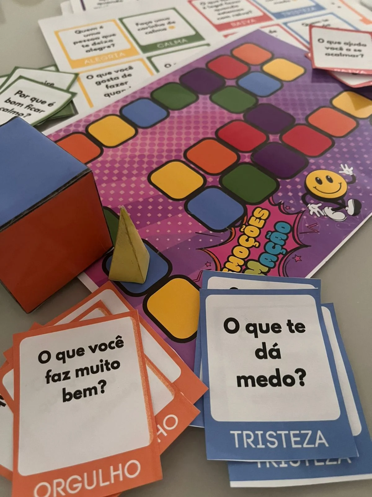 JOGO DAS EMOÇÕES – Atividades para Imprimir — Jogos pedagógicos para Todas as séries: Tabuleiro Emoções em Ação Cartas das…