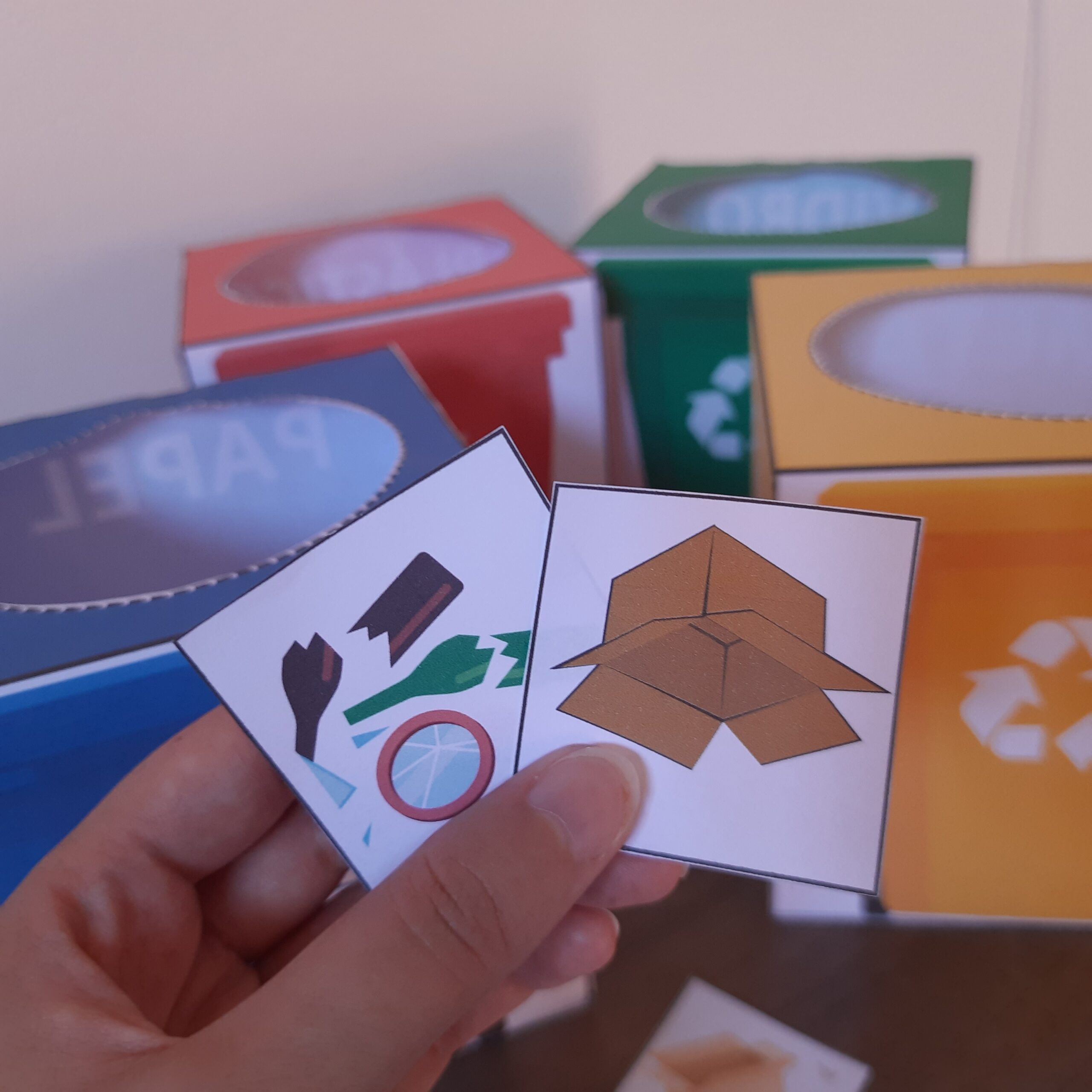 Jogo de reciclagem Cesto Certo para trabalhar a coleta seletiva — amostra 2: O que vem no material