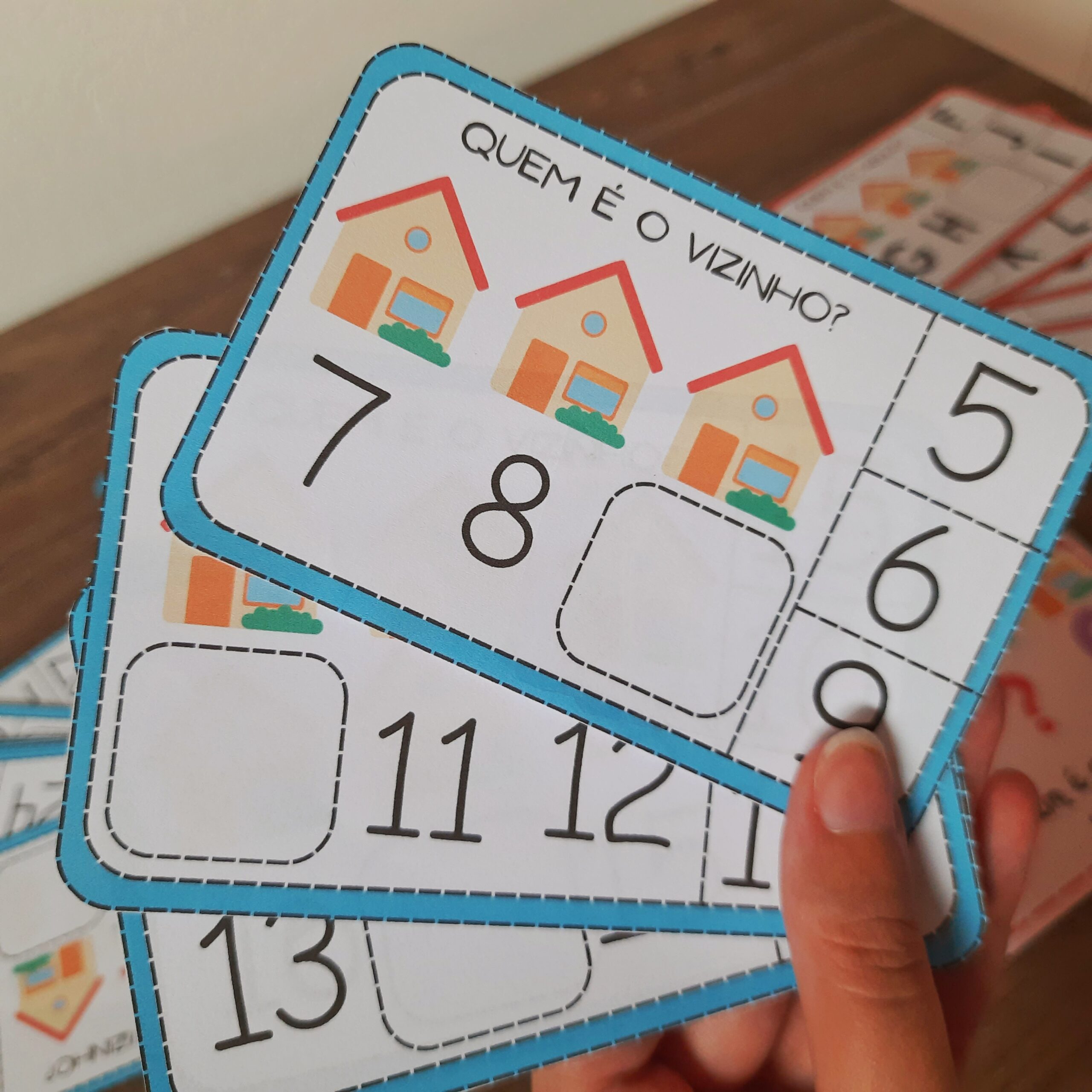 Jogo de sequência numérica e alfabética: Quem é o Vizinho? — amostra 5: Explore a ordem dos números e das letras com 42…