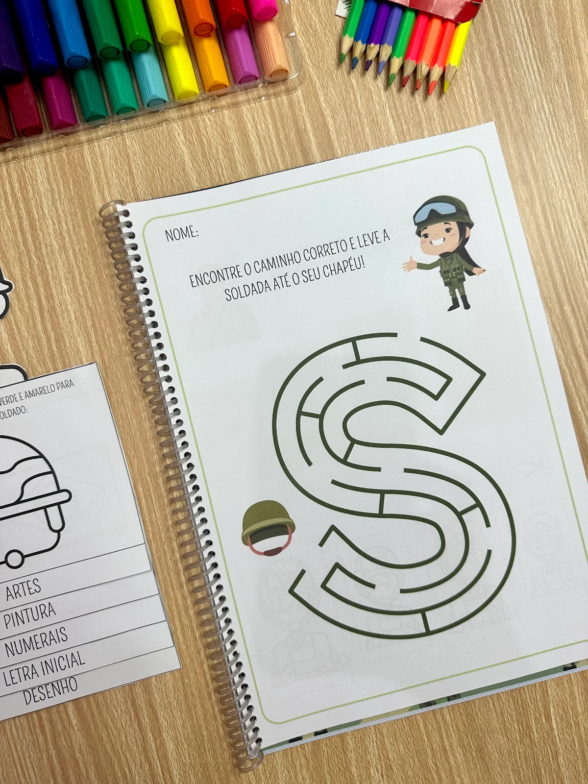 Kit Apostila de atividades + Flipbook - Dia do Soldado — amostra 4: Pintura respeitando os limites do desenho Texto para…