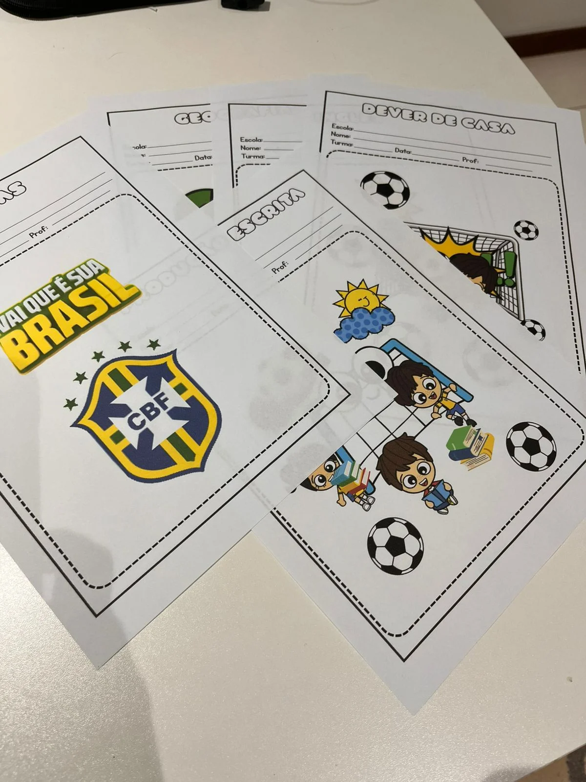Kit Capas de Caderno - Copa do mundo – PDF para Imprimir — amostra 2: Para quem é indicado Kit Capas de Caderno - Copa do mundo – PDF para Imprimir — amostra 2: Para quem é indicado