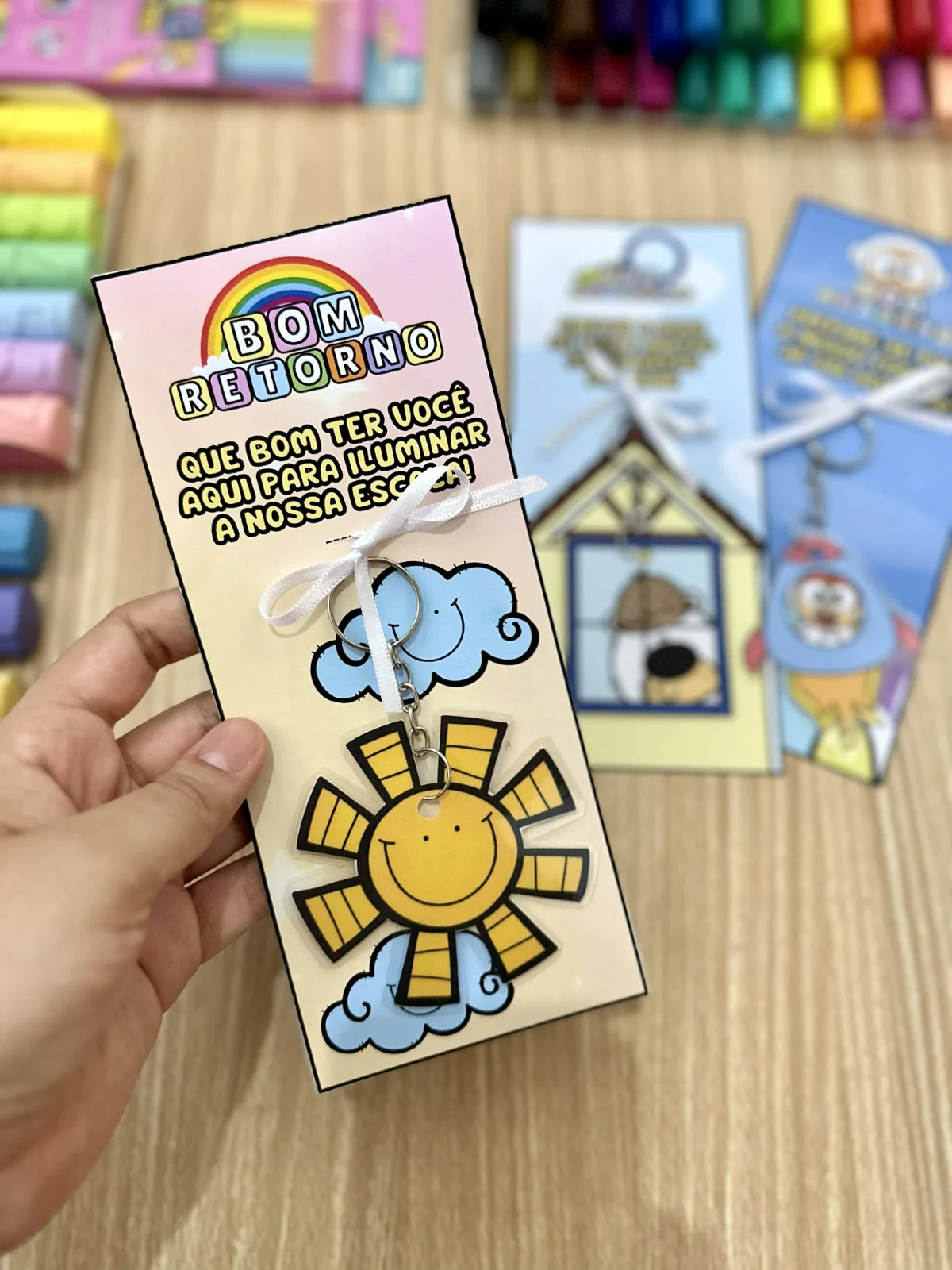Kit Chaveiros – Lembrancinha de Volta às Aulas — amostra 2: Encante seus alunos no primeiro dia de aula com este kit de…