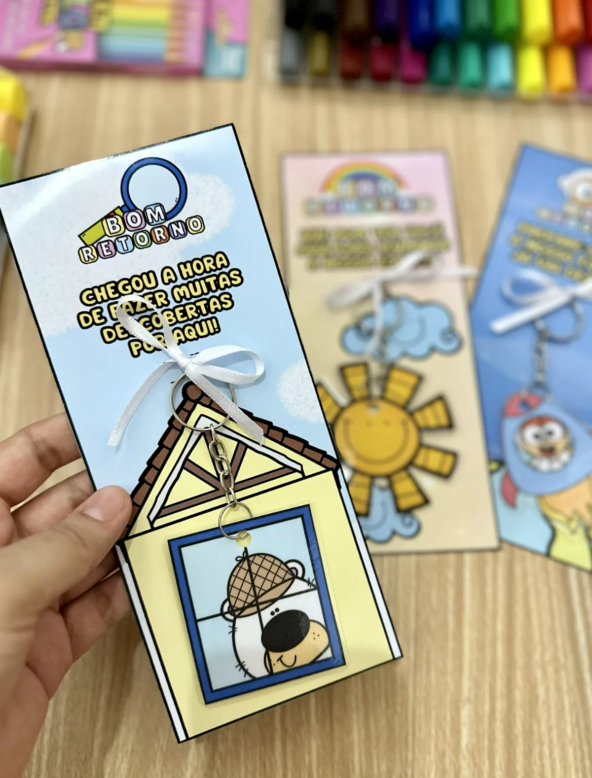 Kit Chaveiros – Lembrancinha de Volta às Aulas — amostra 3: Encante seus alunos no primeiro dia de aula com este kit de…