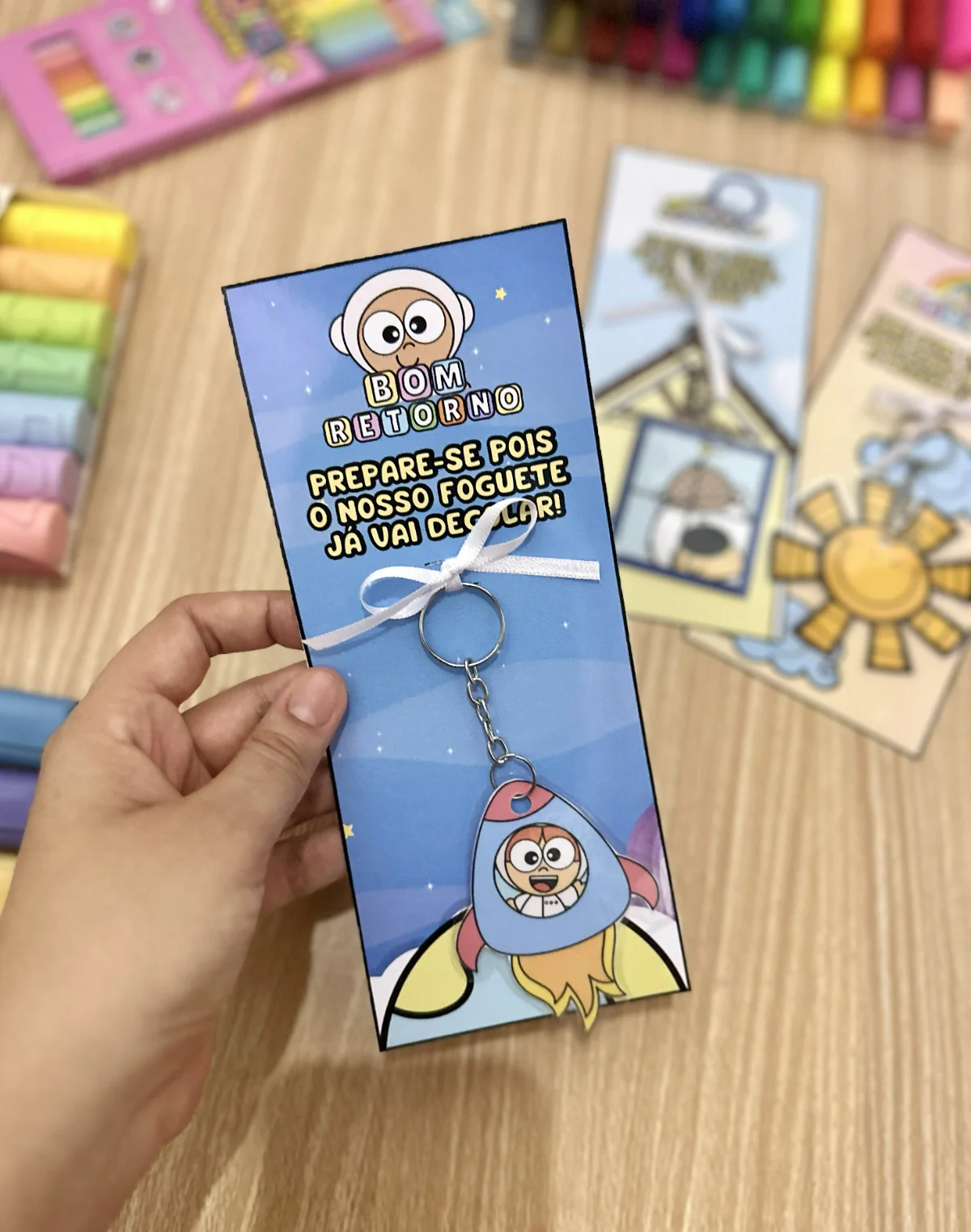 Kit Chaveiros – Lembrancinha de Volta às Aulas — amostra 7: Encante seus alunos no primeiro dia de aula com este kit de…