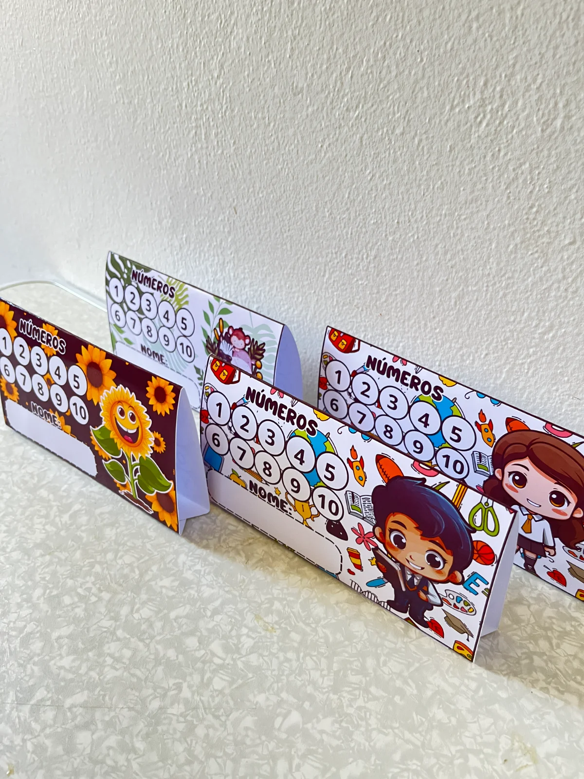 Kit Crachá de Mesa – PDF para Imprimir | Alfabetização — amostra 4: O kit contém: 4 modelos exclusivos Kit Crachá de Mesa – PDF para Imprimir | Alfabetização — amostra 4: O kit contém: 4 modelos exclusivos